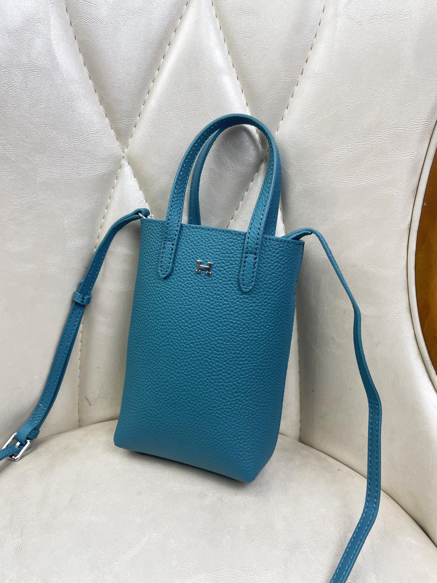 Hermès Leather Multi-Function Crossbody Phone Bag - Image 8