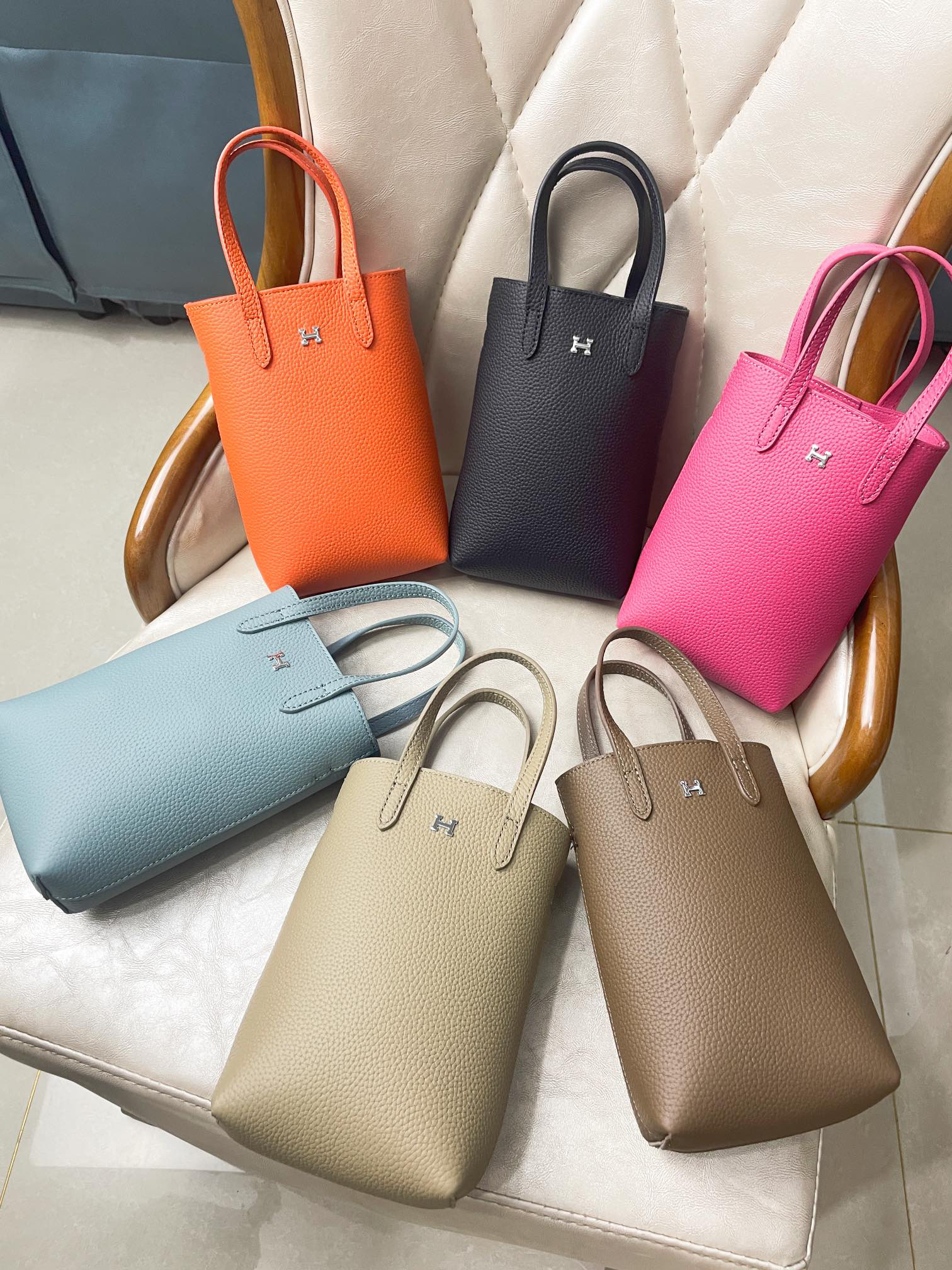 Hermès Leather Multifunctional Phone Crossbody Bag - Image 8