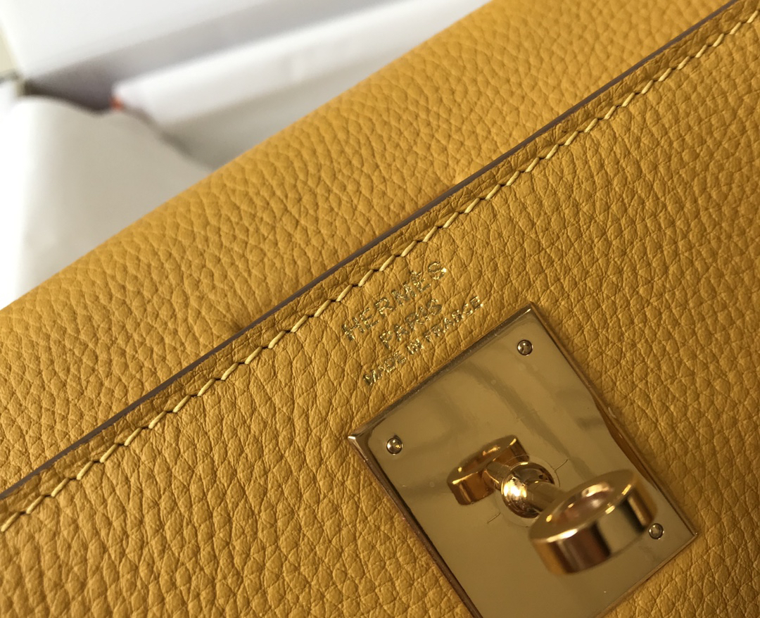 Hermès Kelly 25 Handbag in Togo Leather - Image 8
