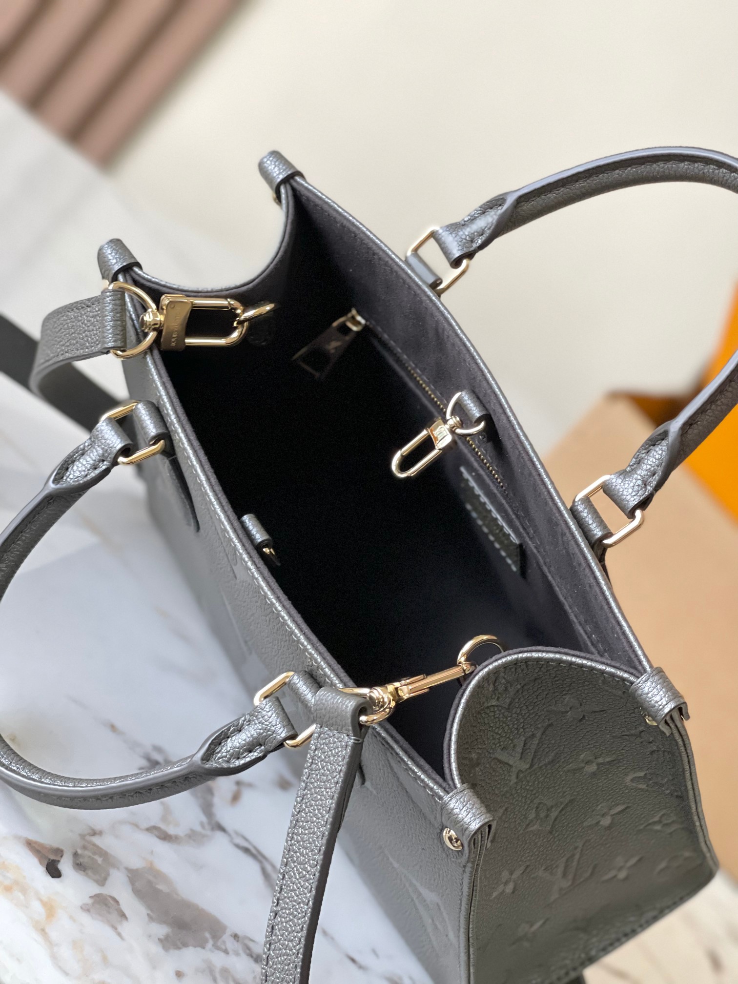 Louis Vuitton Onthego Small Handbag - Image 8