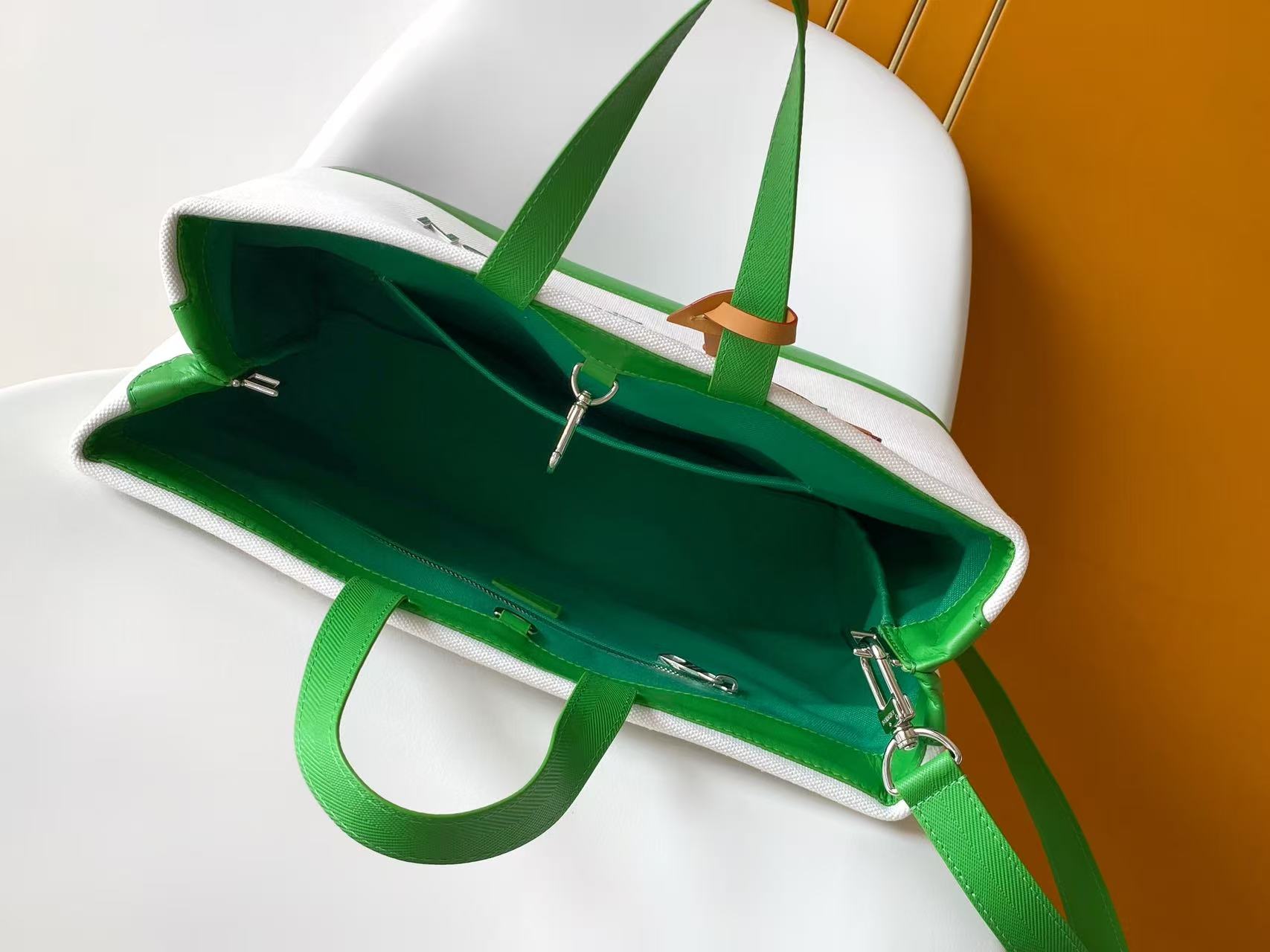 Louis Vuitton M29322 Tote MM - Image 8