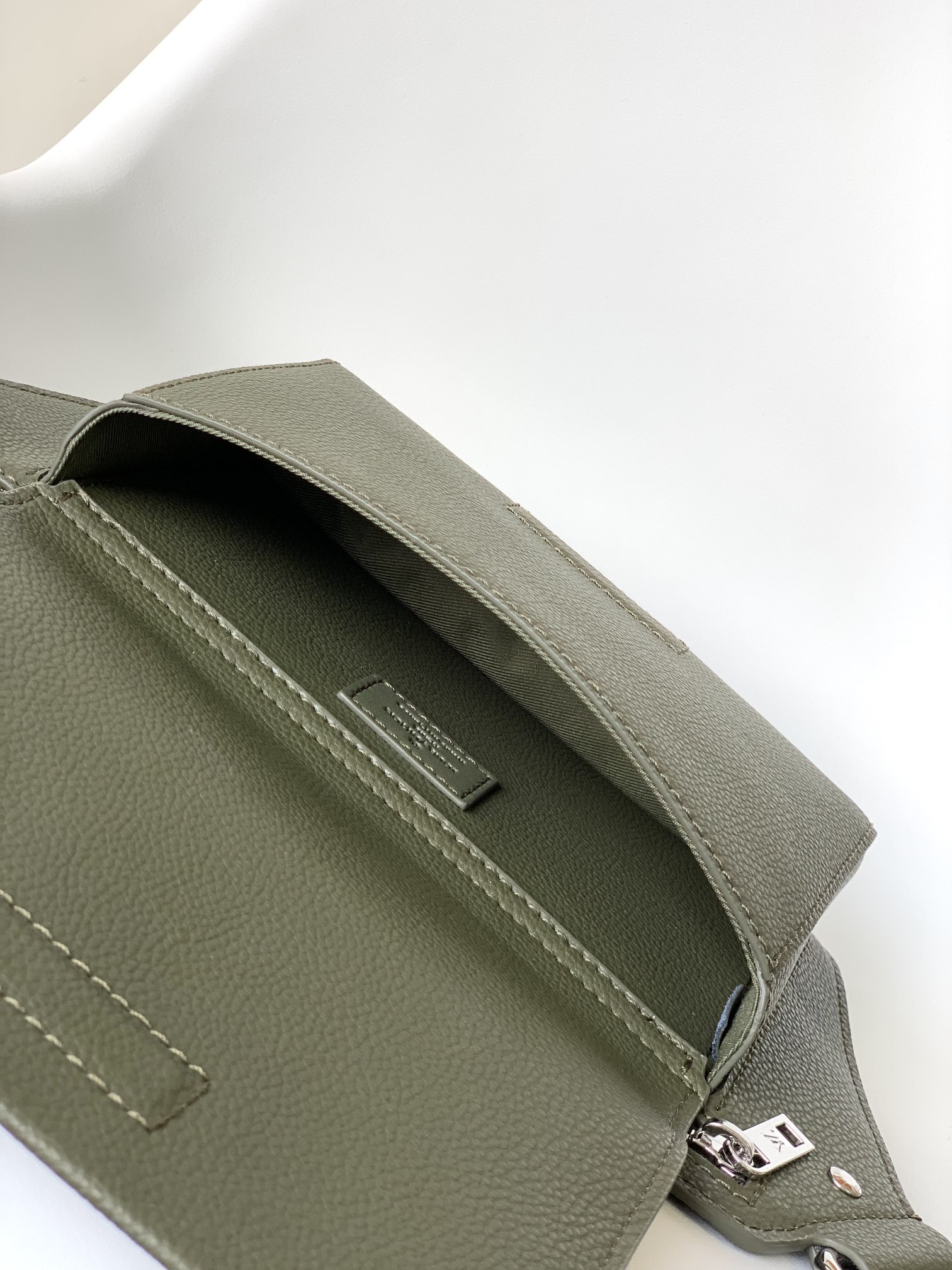 Louis Vuitton Aerogram M21364 Leather Shoulder Bag - Image 8