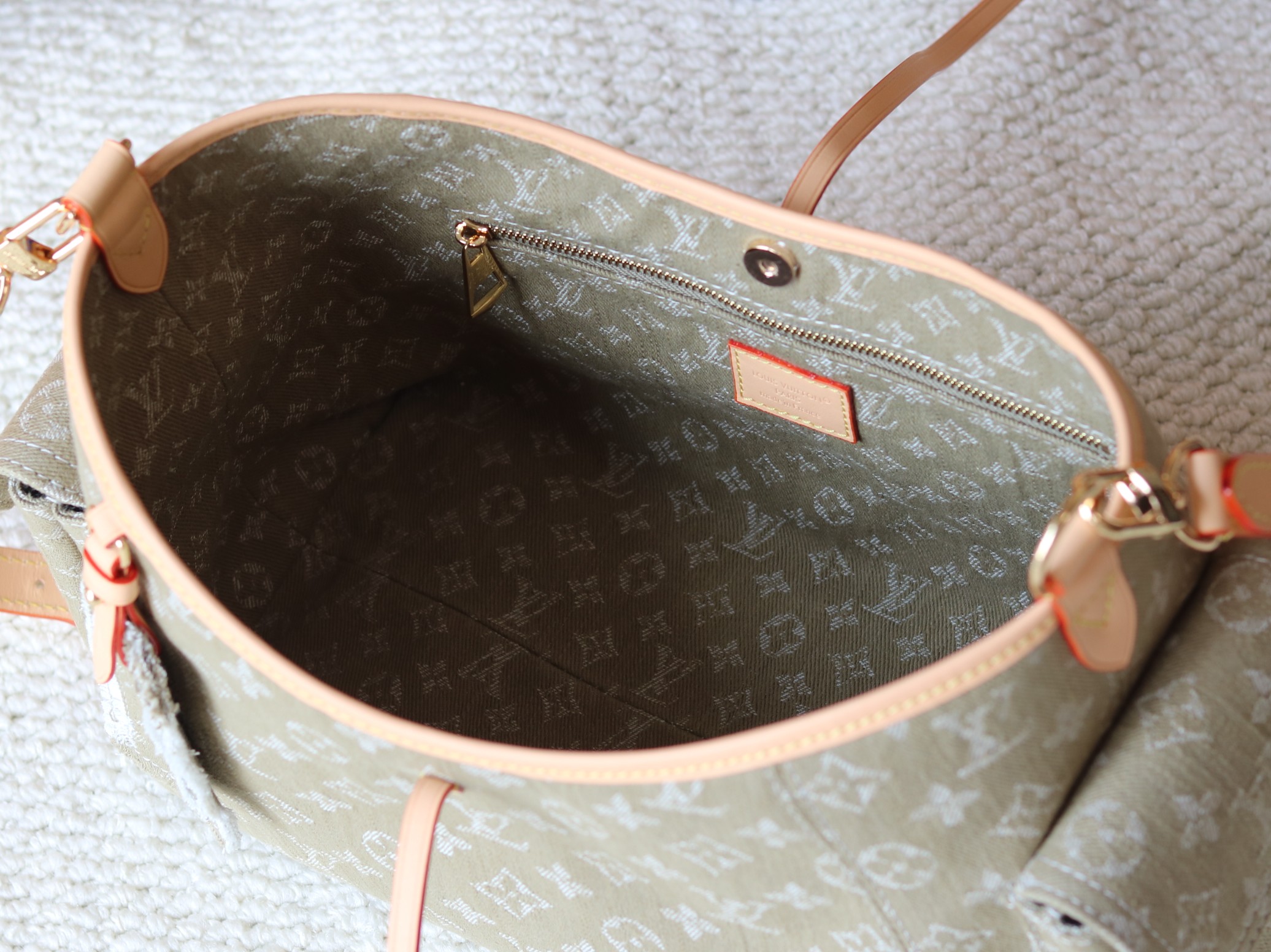 Louis Vuitton Carryall Cargo Small Handbag in Denim - Image 8