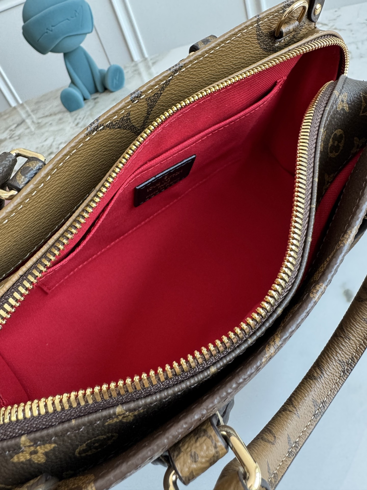Louis Vuitton OnTheGo East West Handbag M14236 - Image 8