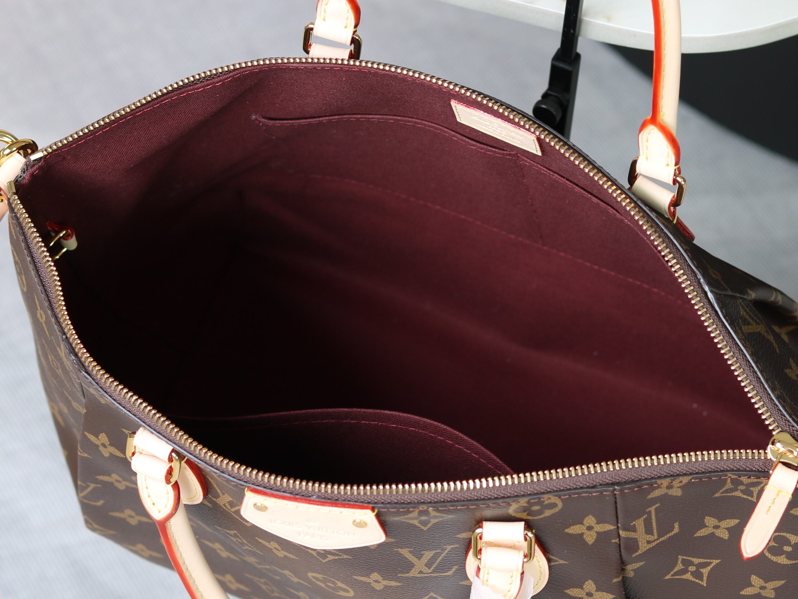 Louis Vuitton M48814 Leather Handbag - Image 8