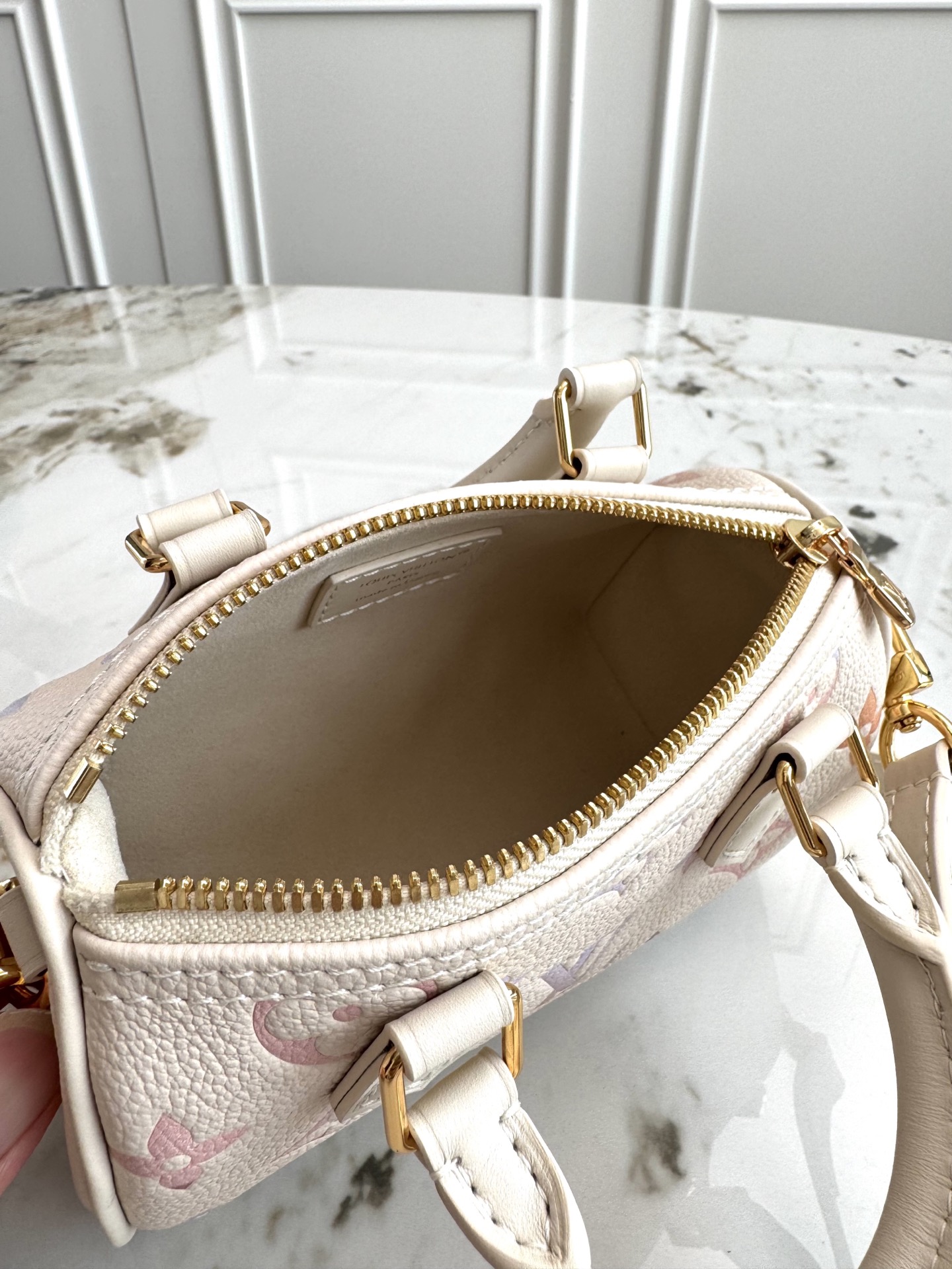 Louis Vuitton Nano Speedy Handbag M25591 in White Gradient - Image 8
