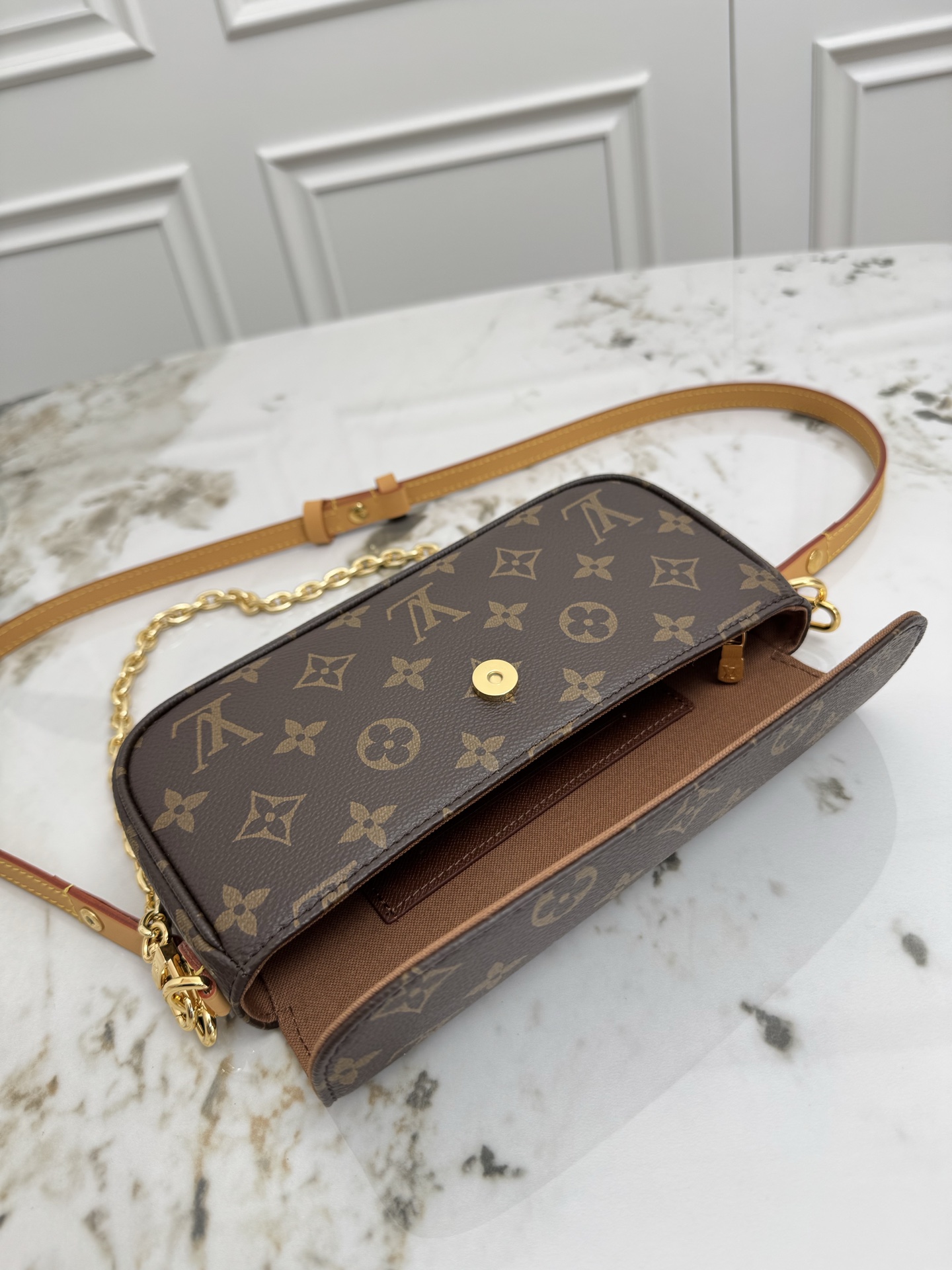 Louis Vuitton Wallet on Chain Ivy Crossbody Bag in Monogram Empreinte Leather - Image 8