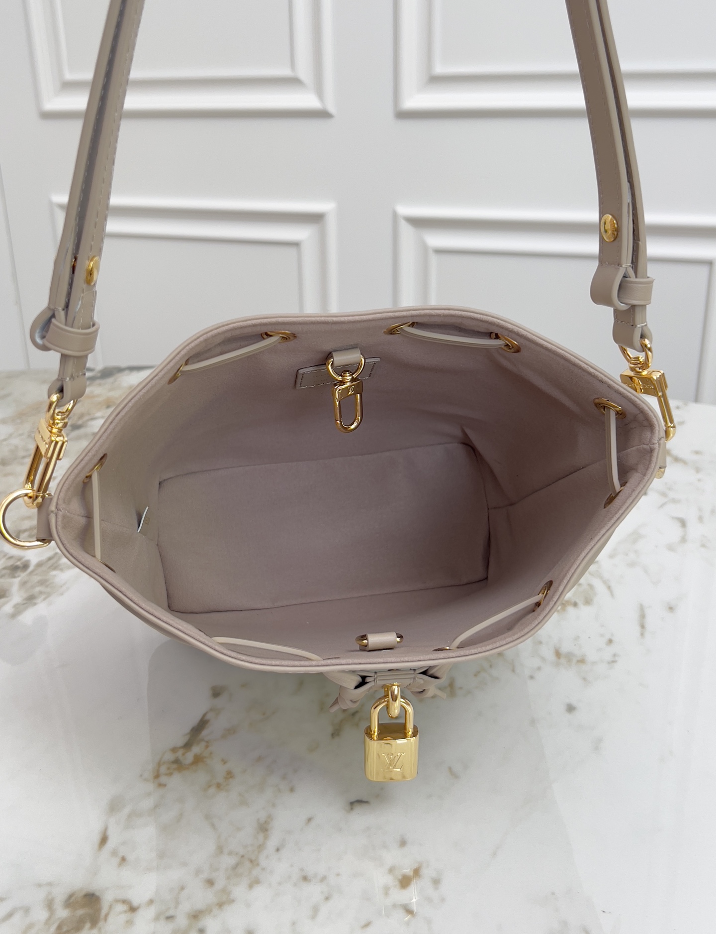 Louis Vuitton Coussin Bucket Bag M26530 / M26216 - Image 8