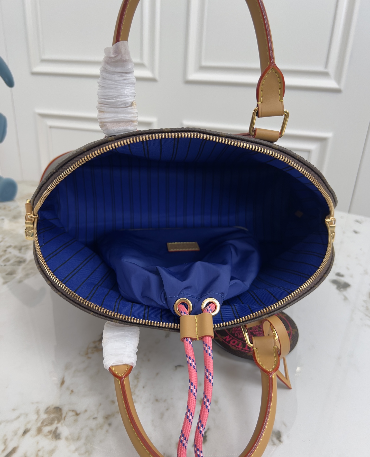 Alma Soft Medium Handbag - Image 8