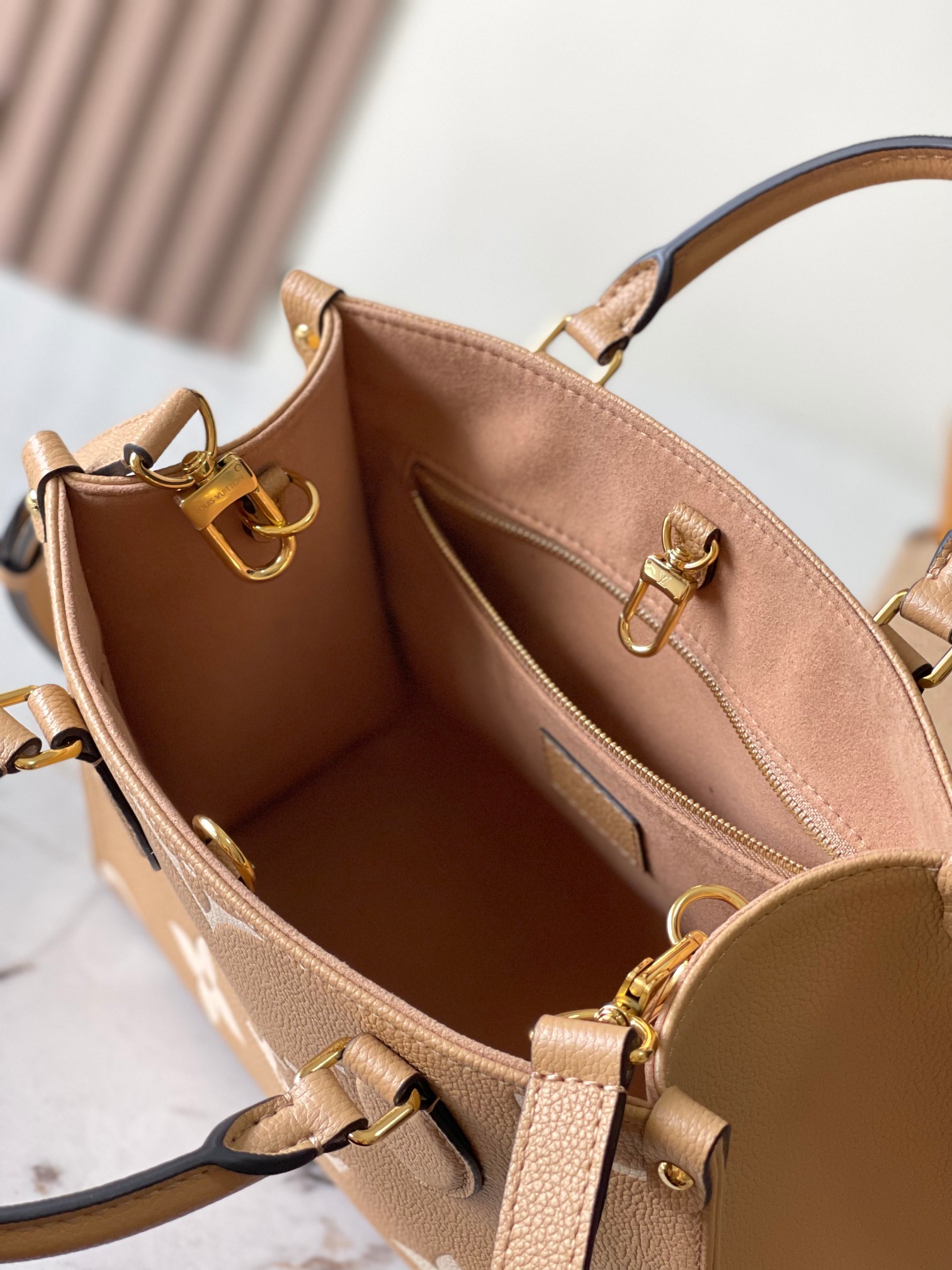 Louis Vuitton OnTheGo Small Tote Bag, Model M12513 - Image 8