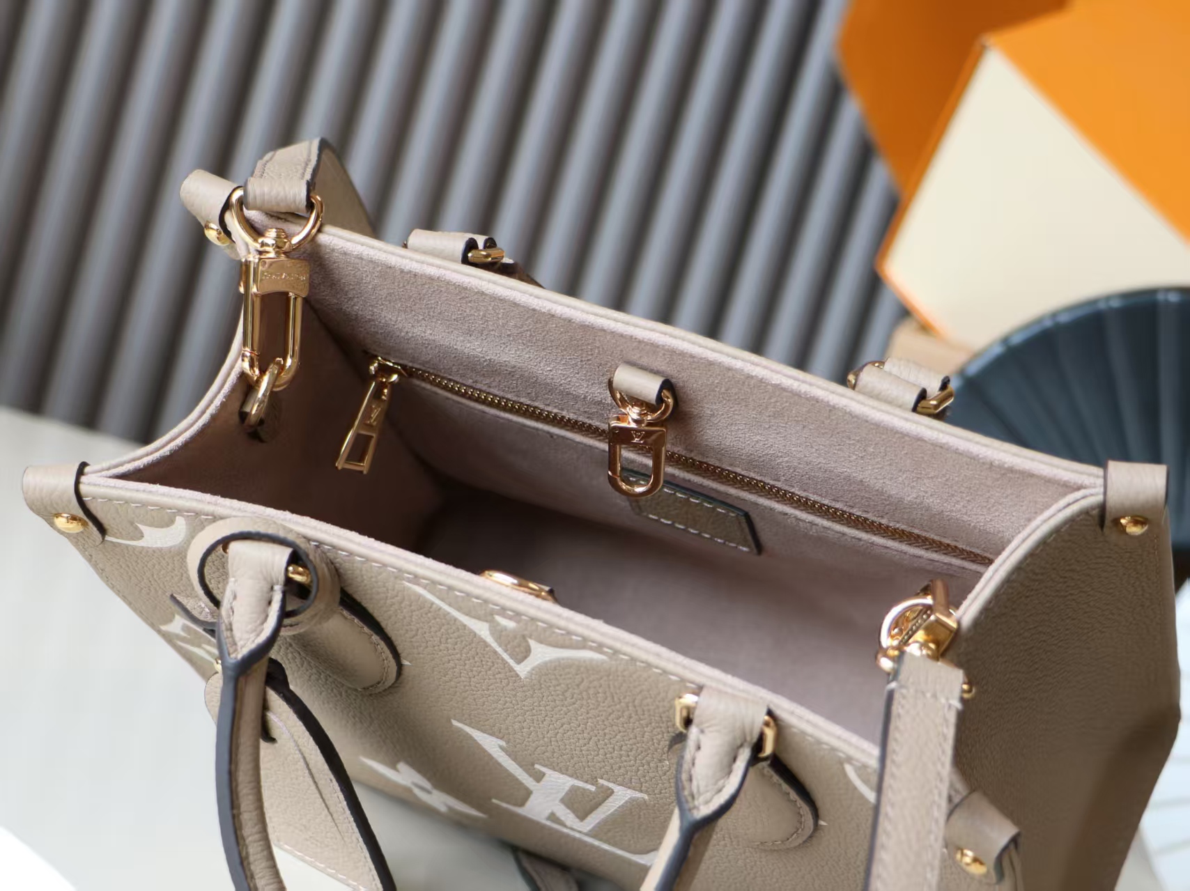 OnTheGo Tote Bag in Leather - Image 8