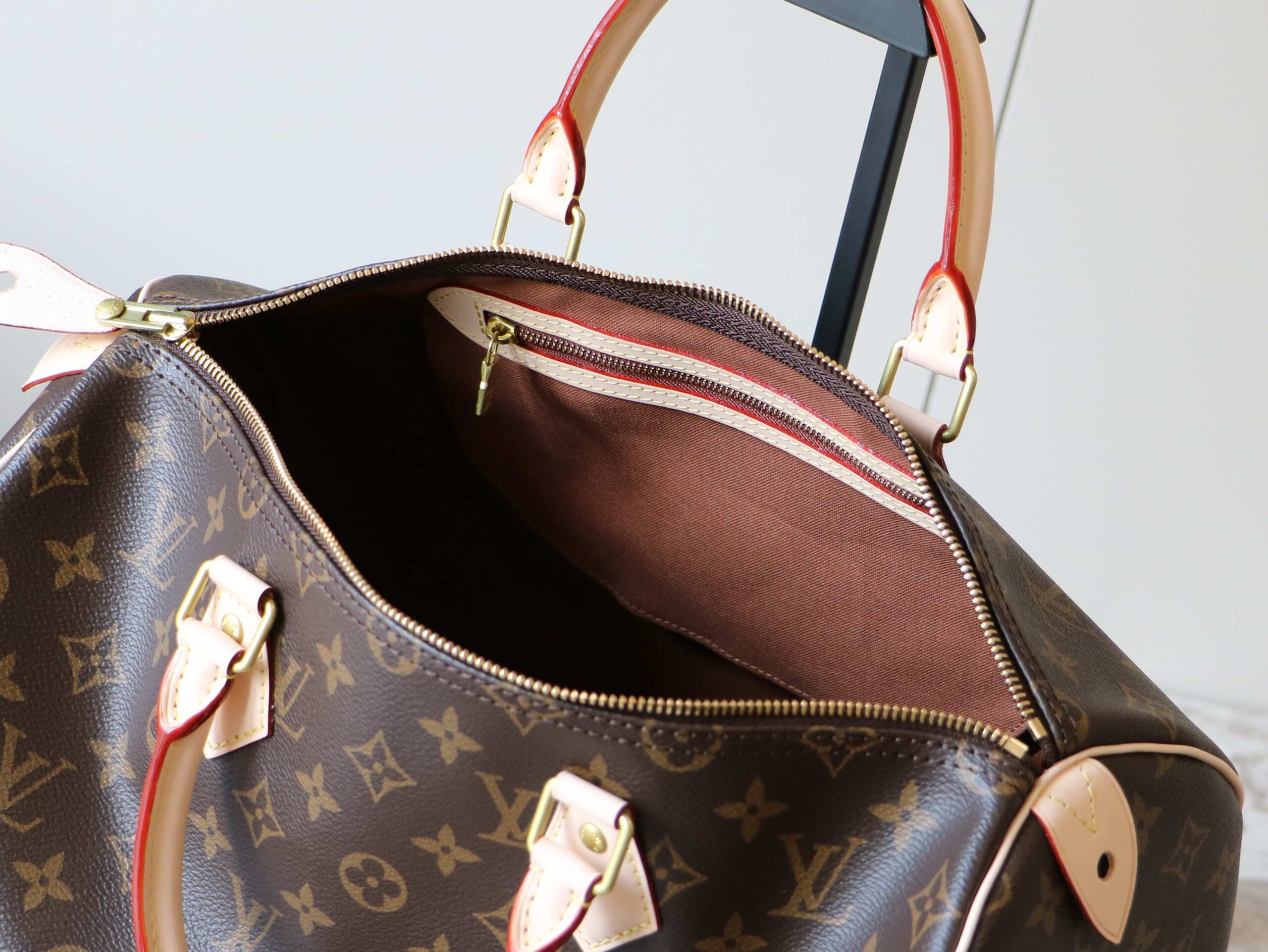 Louis Vuitton Speedy Handbag M41107 with Damier Canvas and Brass Hardware - Image 8
