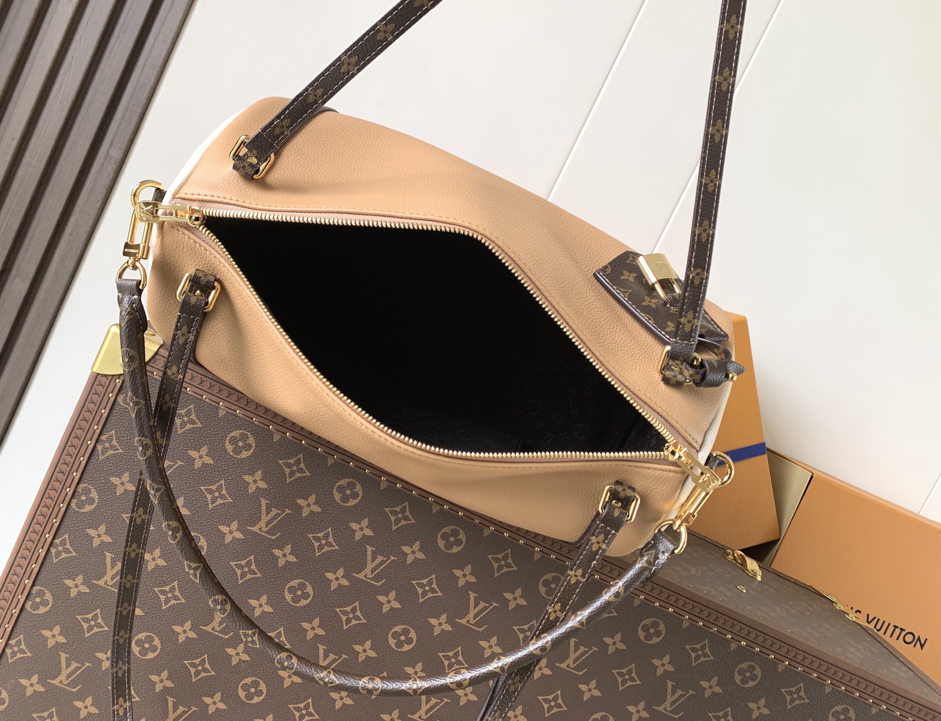 Louis Vuitton Express Medium Handbag in Monogram Canvas - Image 8