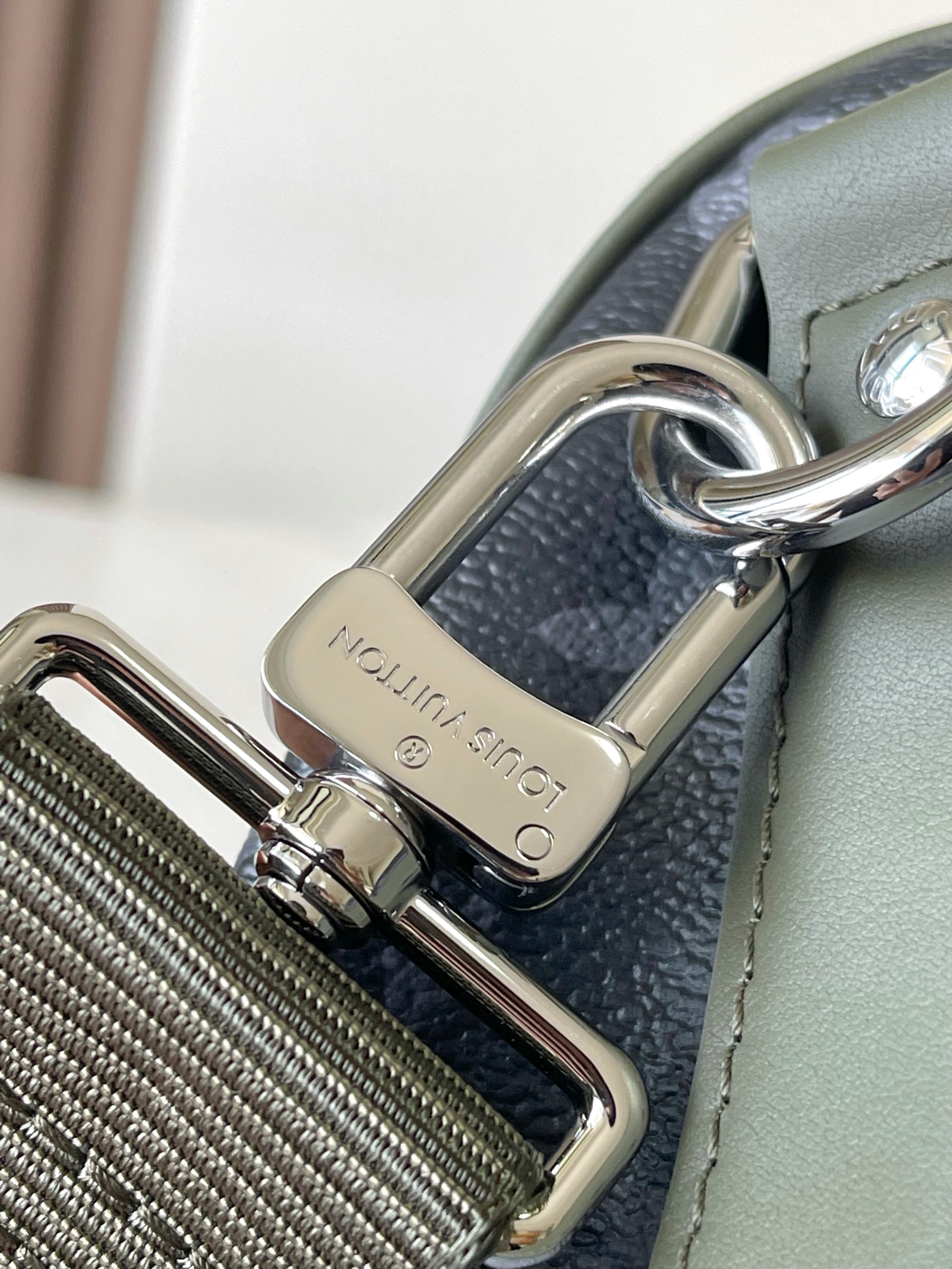 Louis Vuitton Keepall Bandoulière 25 Shoulder Bag - Image 8