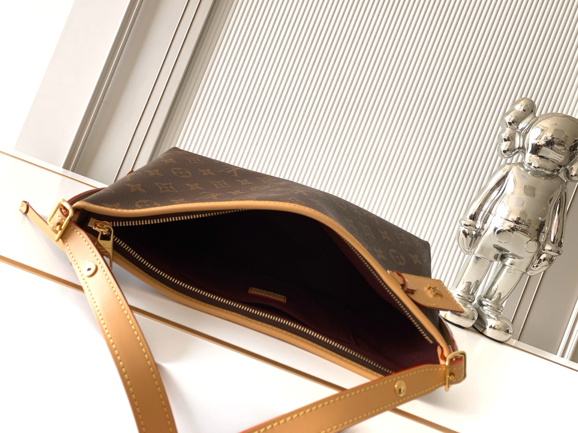 Louis Vuitton Carryall East West Monogram Handbag - Image 8