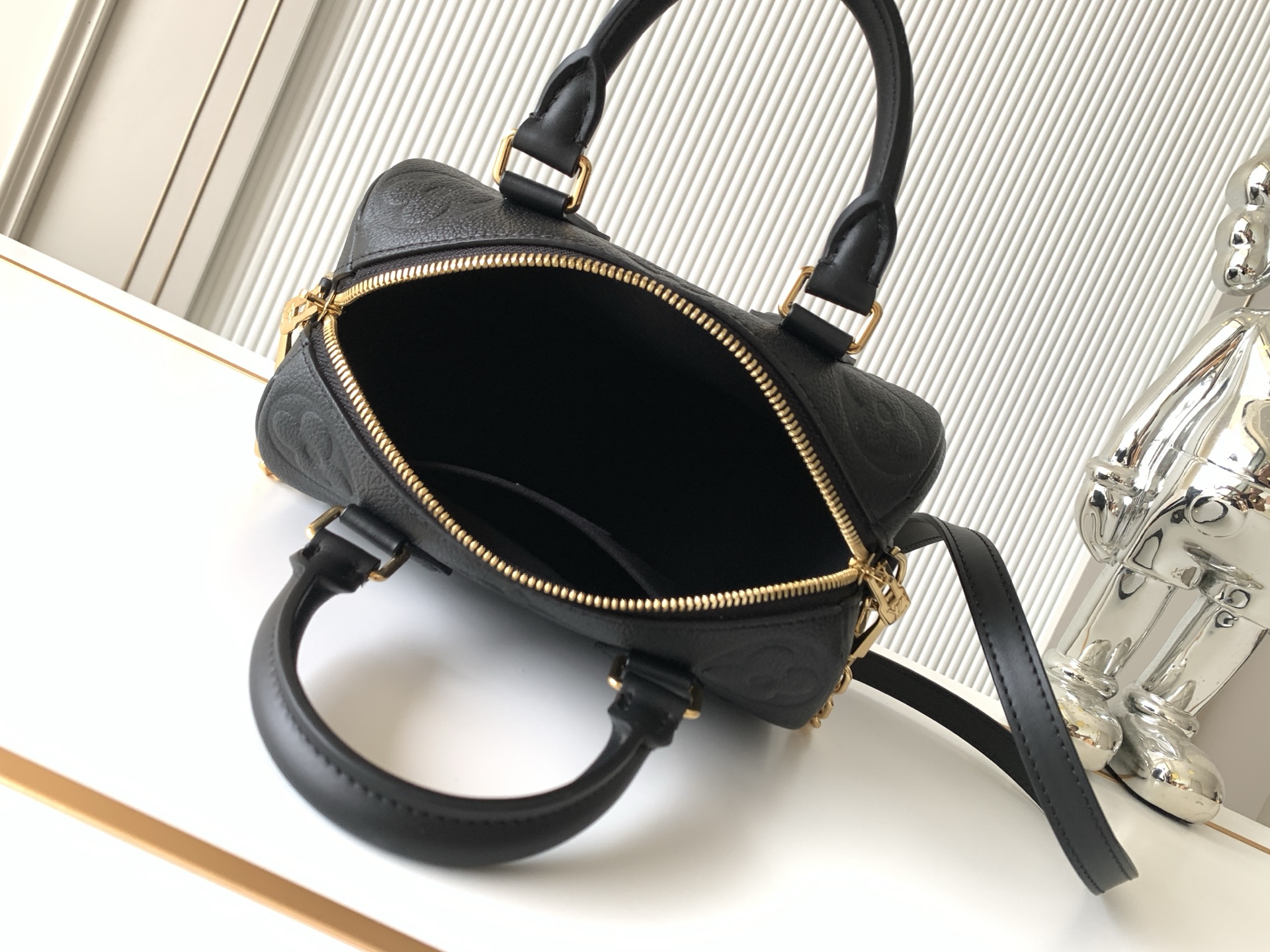 Louis Vuitton Speedy Bandoulière 20 Handbag in Black Monogram Empreinte Leather - Image 8