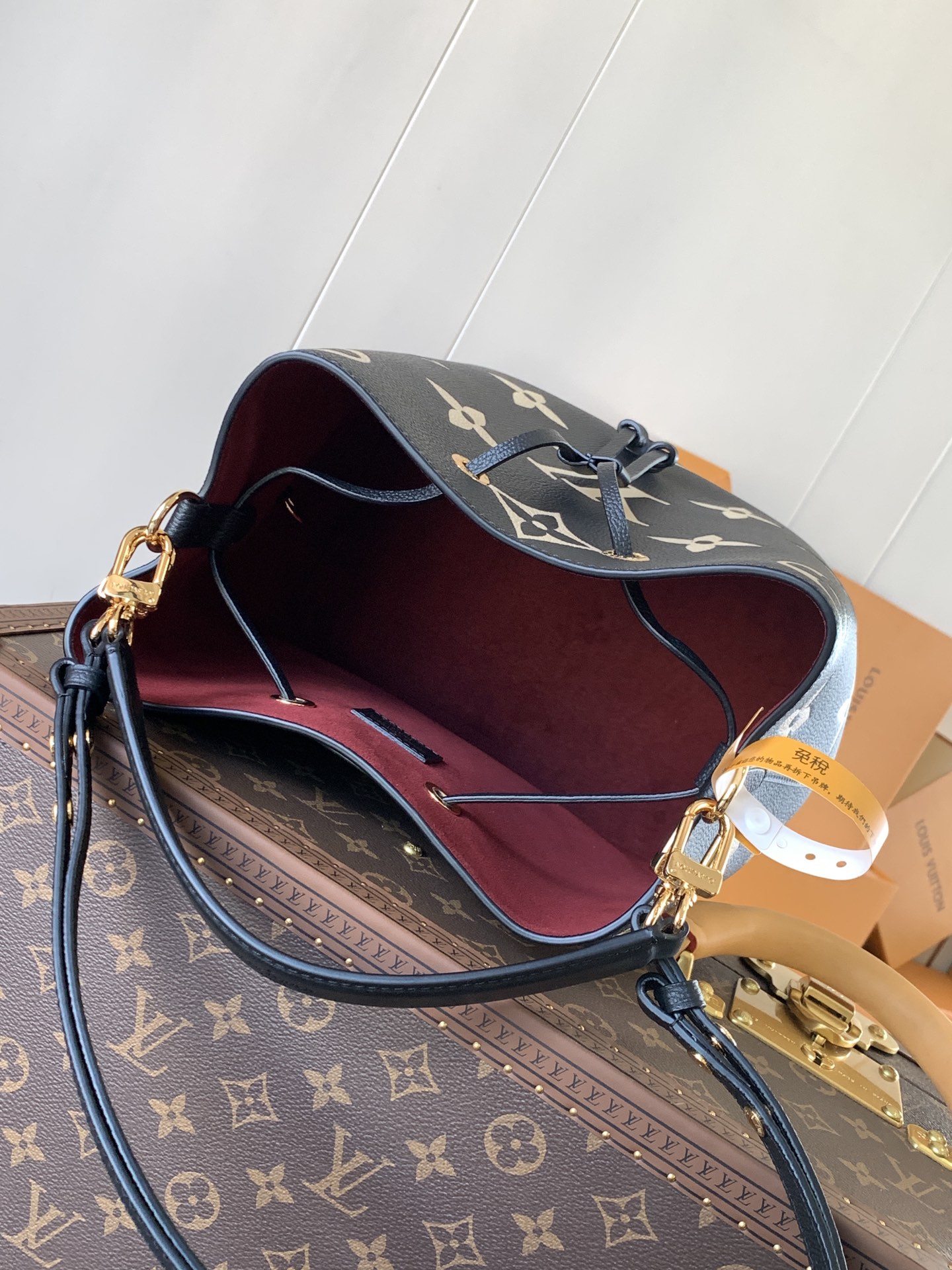 Louis Vuitton NeoNoe MM Bucket Bag in Embossed Grained Cowhide - Image 8