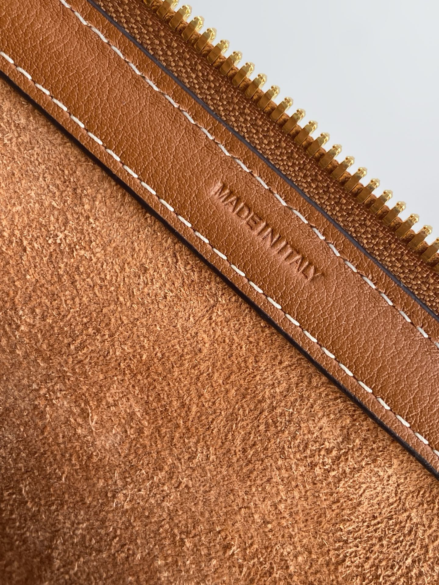 CE DOCTOR UCH Small Cowhide Handbag - Image 9
