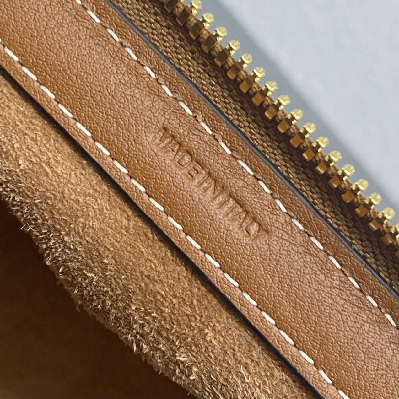 Ce Doctor Small Leather Crossbody Bag - Image 9