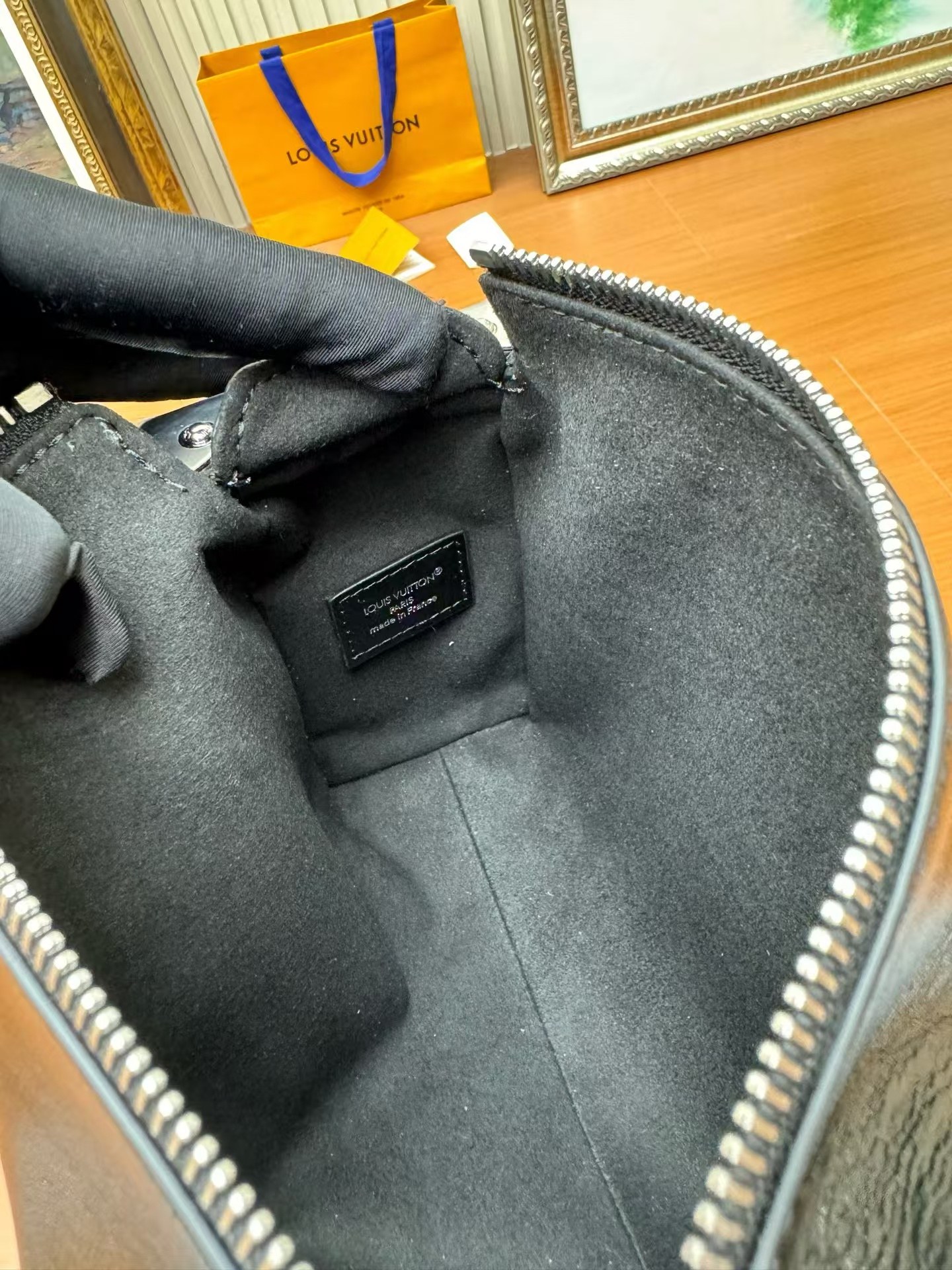 Side Trunk Vibe Leather Handbag - Image 9