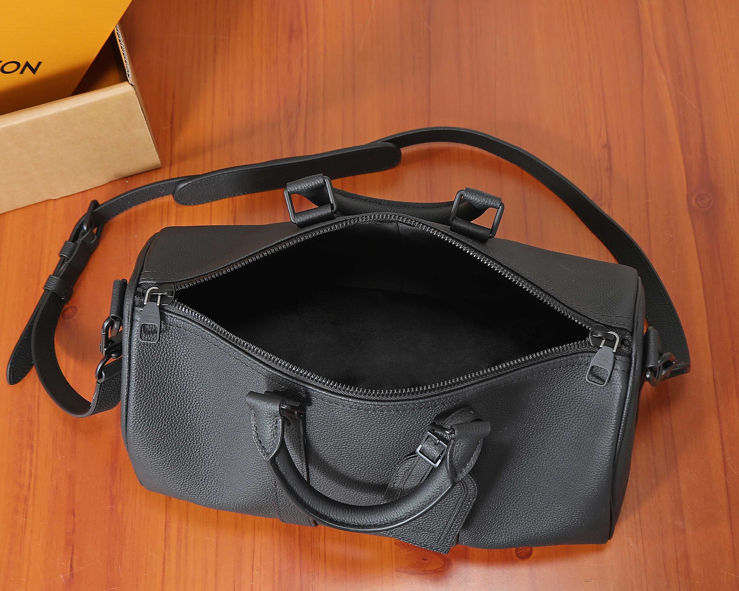 Louis Vuitton Keepall Bandoulière 35 Leather Travel Bag - Image 9