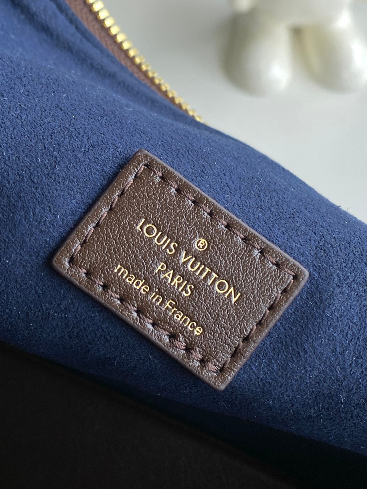 Louis Vuitton Coussin Leather Shoulder Bag - Image 9