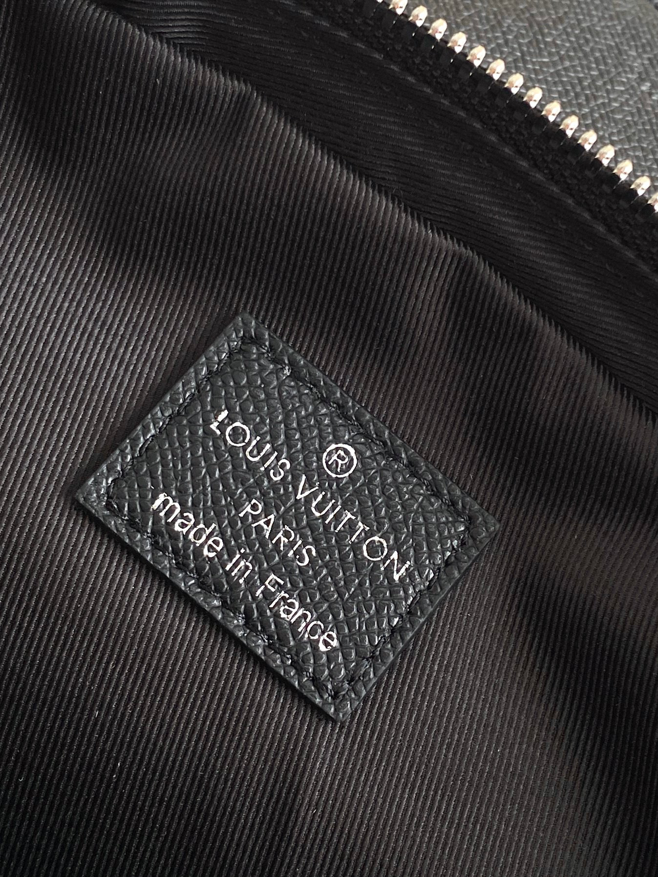 Louis Vuitton Avenue Shoulder Bag in Damier Graphite Canvas - Image 9