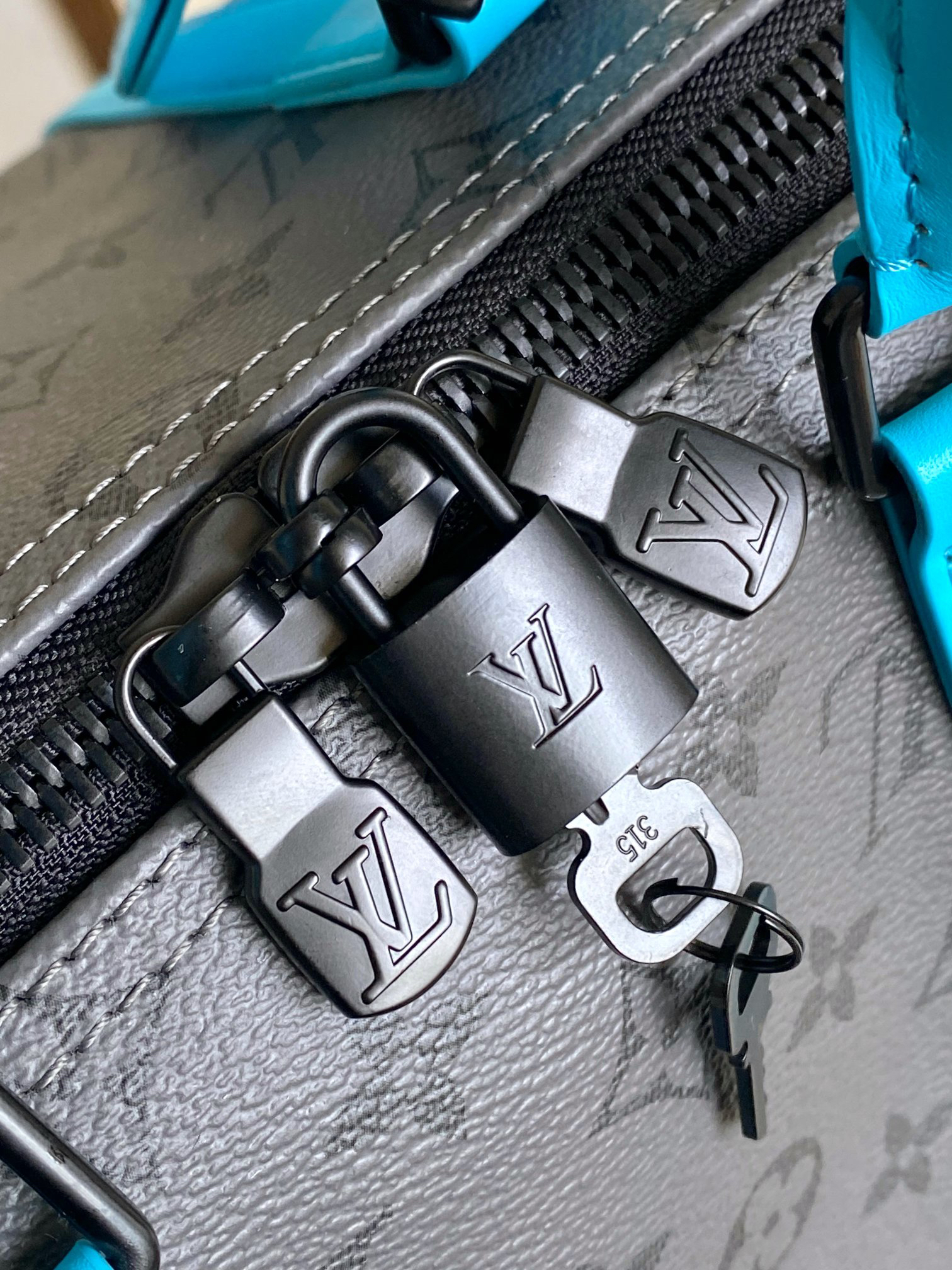 Louis Vuitton Keepall Bandoulière 45 Travel Bag in Monogram Eclipse Reverse Canvas - Image 9