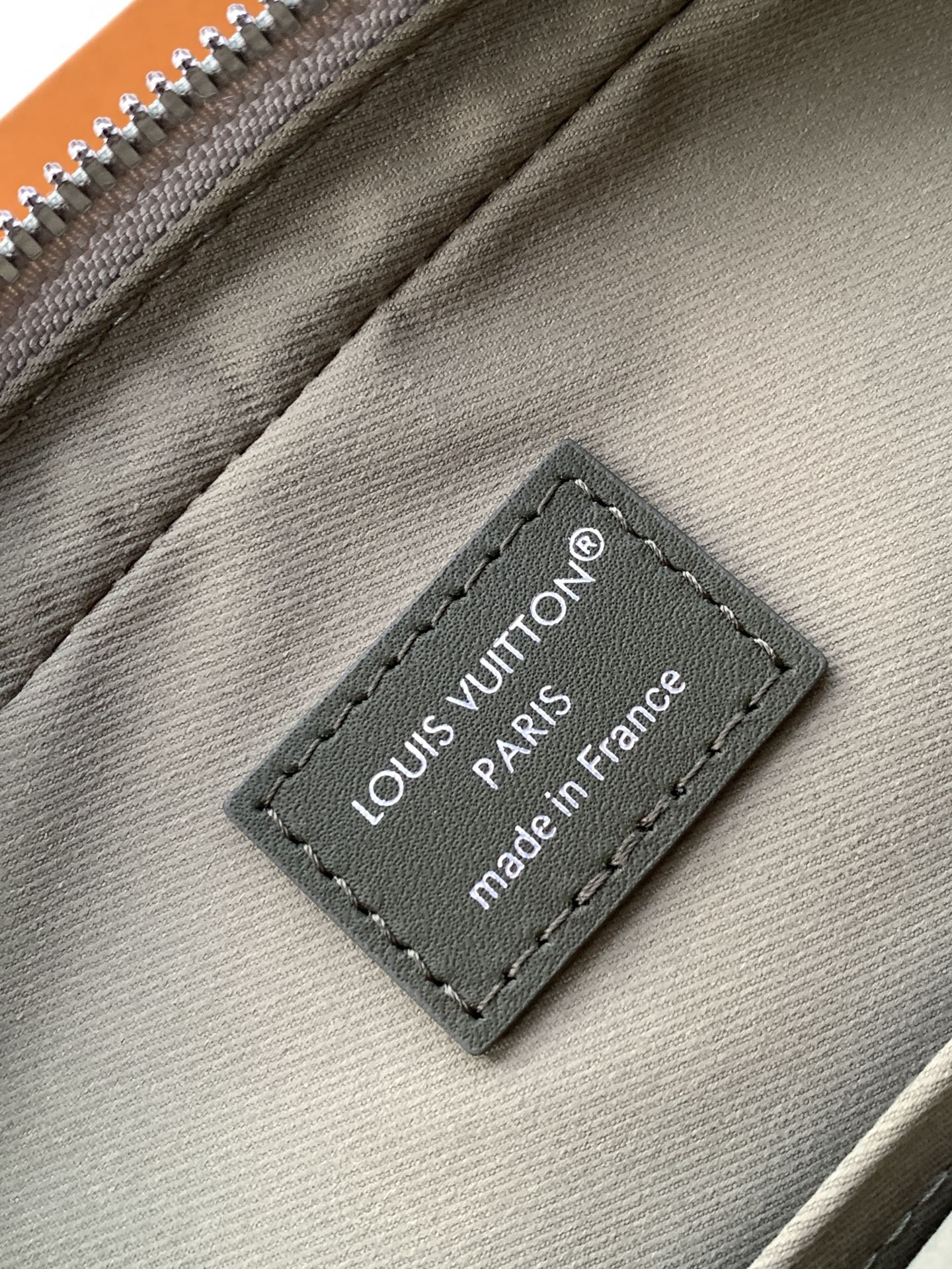 Louis Vuitton M28628 Leather Crossbody Bag - Image 9
