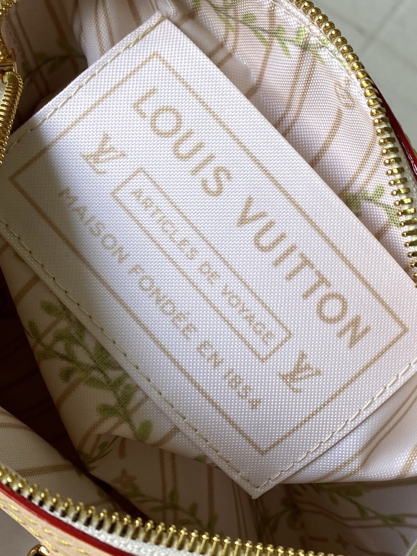 Speedy Bandoulière 20 Canvas Crossbody Bag in Beige - Image 9