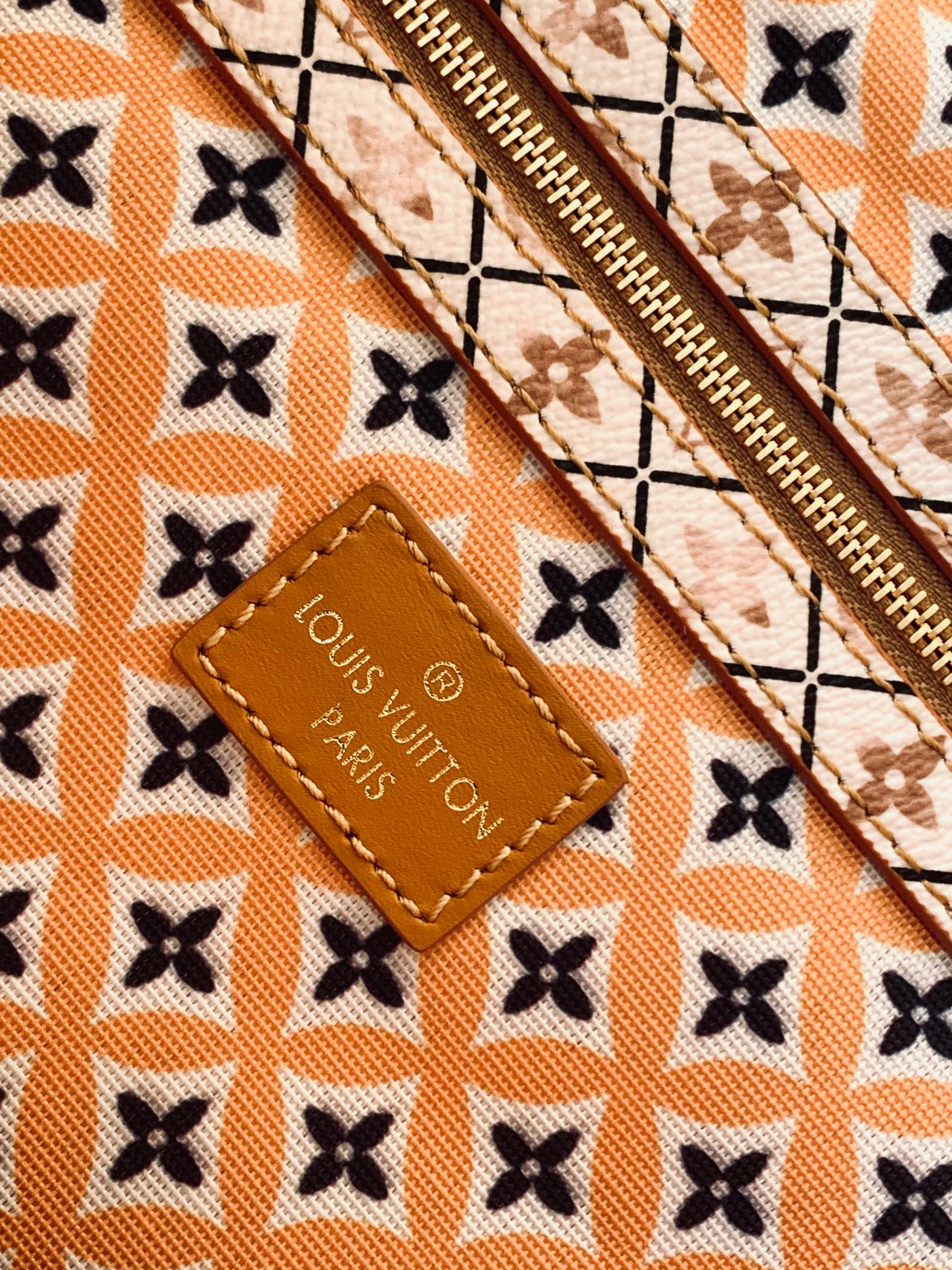 Louis Vuitton Neverfull Monogram Canvas Tote Bag with Detachable Zip Pouch - Image 9
