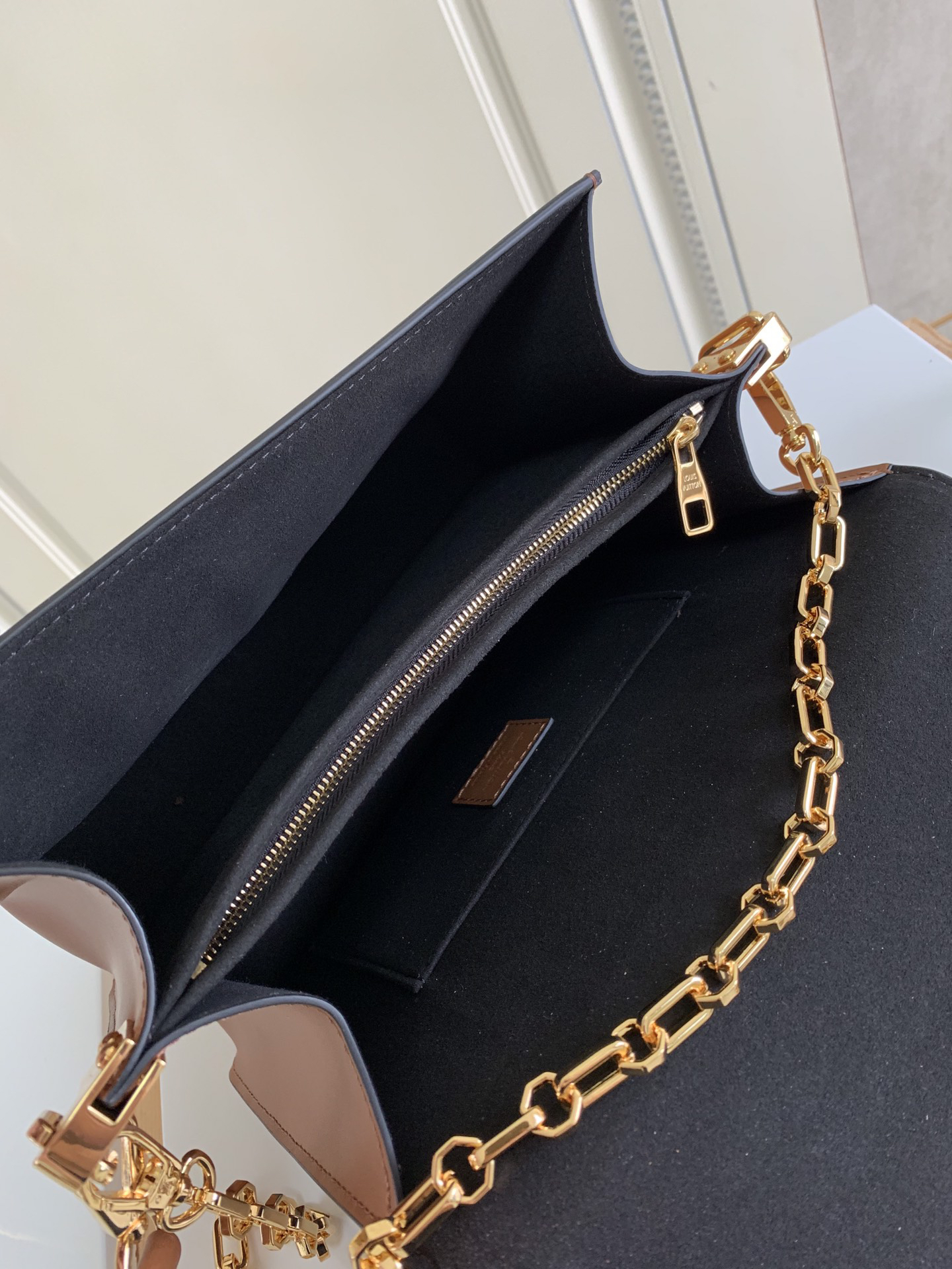Louis Vuitton Dauphine Crossbody Bag M44391 - Image 9