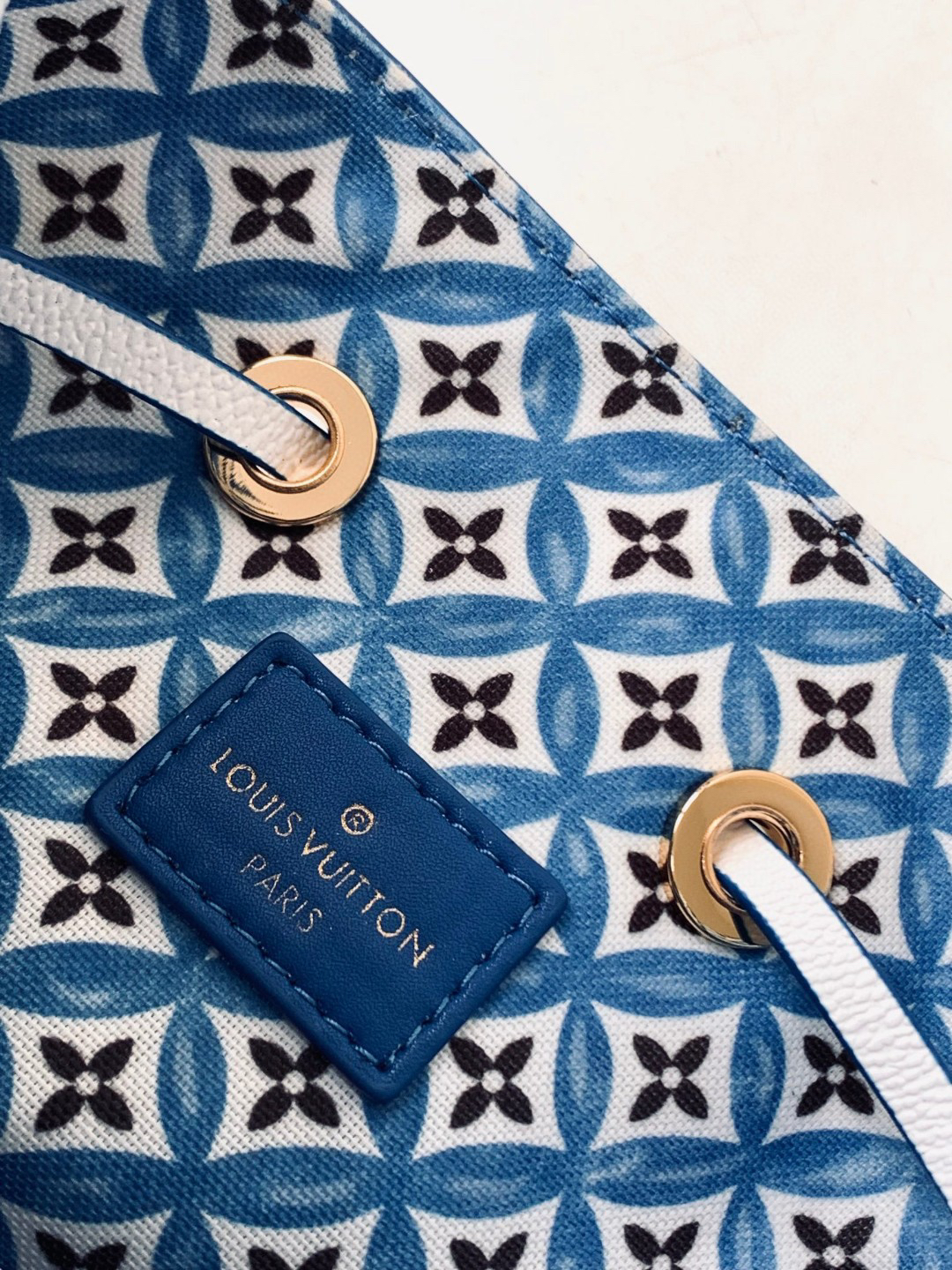 Louis Vuitton NeoNoe Bucket Shoulder Bag in Blue - Image 9