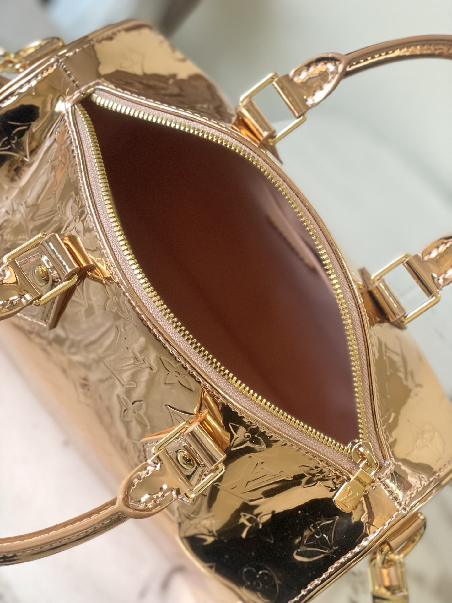 Louis Vuitton Speedy Bandoulière 25 Crossbody Bag in Rose Gold Monogram Mirror Canvas - Image 9