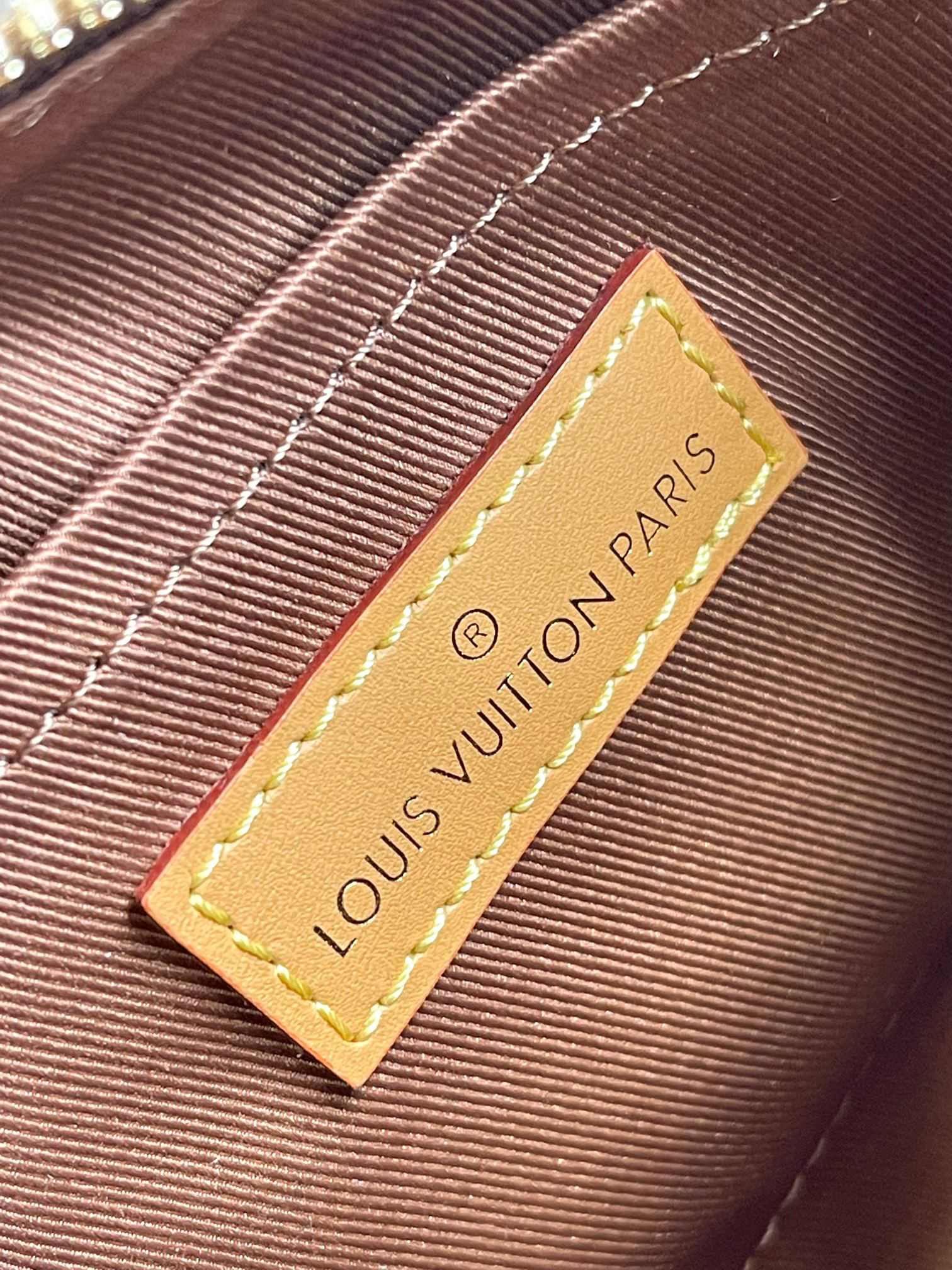 Louis Vuitton Keepall Bandoulière 25 Travel Bag in Monogram Dust Canvas - Image 9