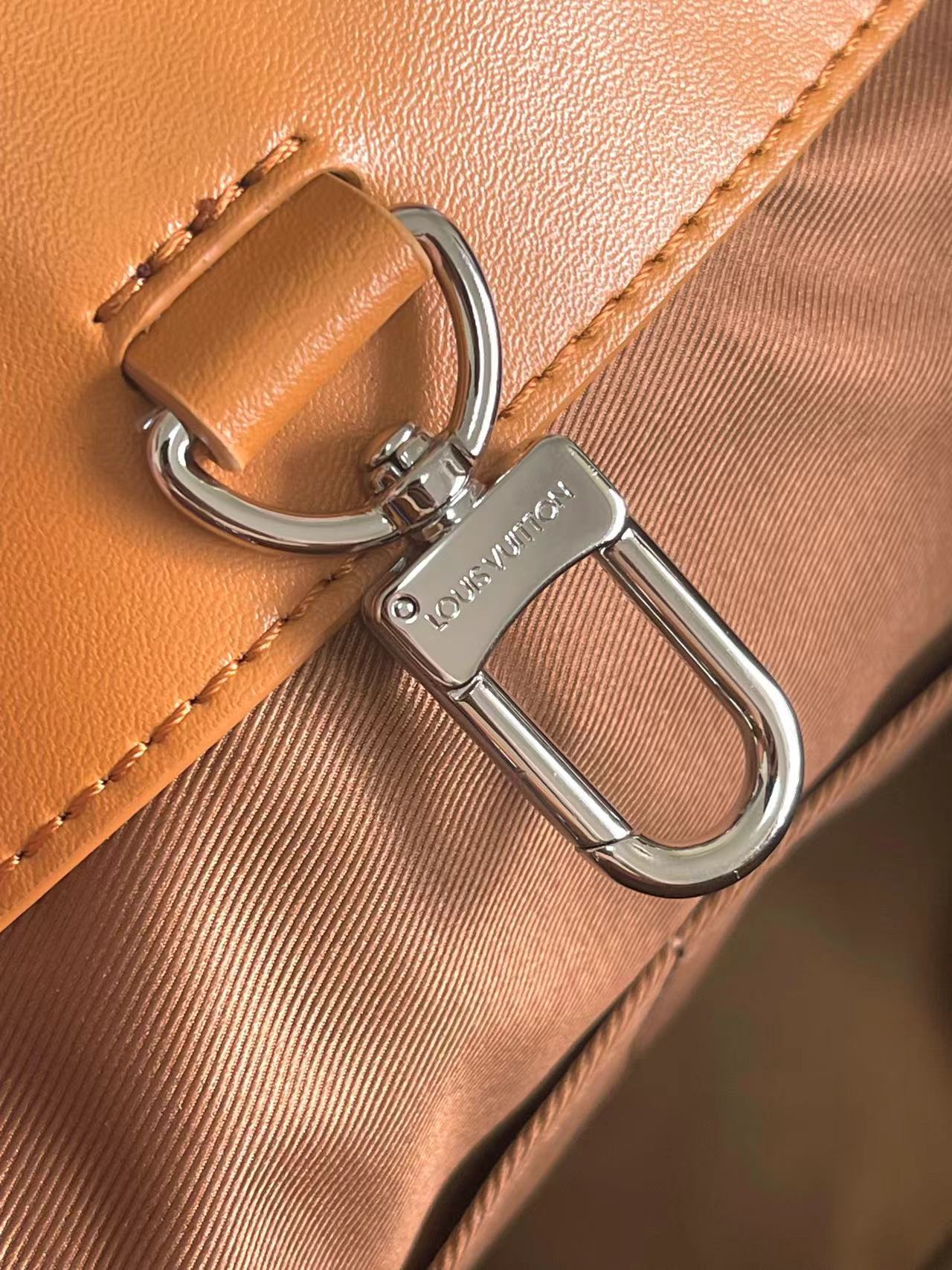 Louis Vuitton Leather Handbag M24457 - Image 9
