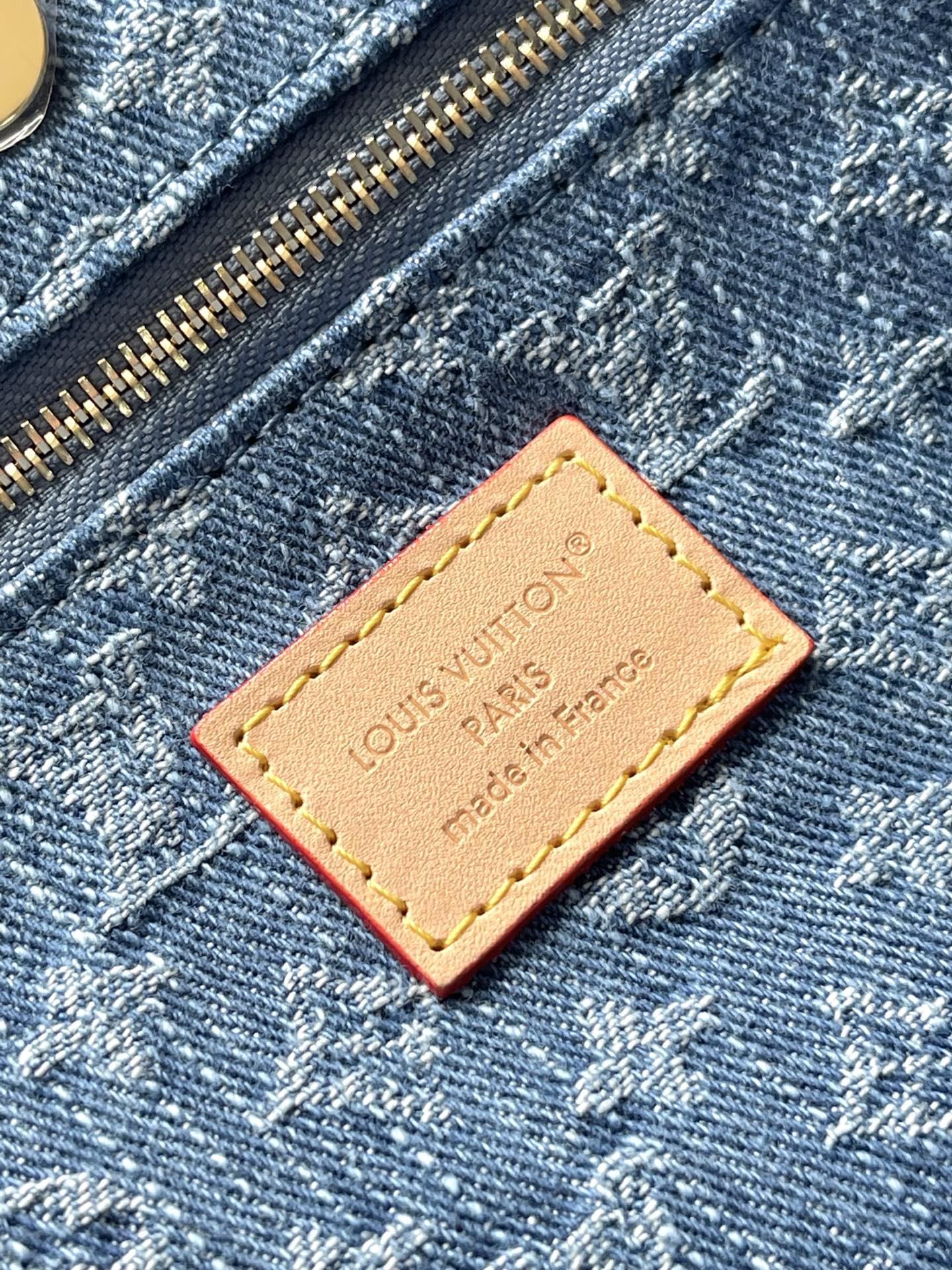 Louis Vuitton Carryall Cargo Small Handbag in Blue Denim - Image 9