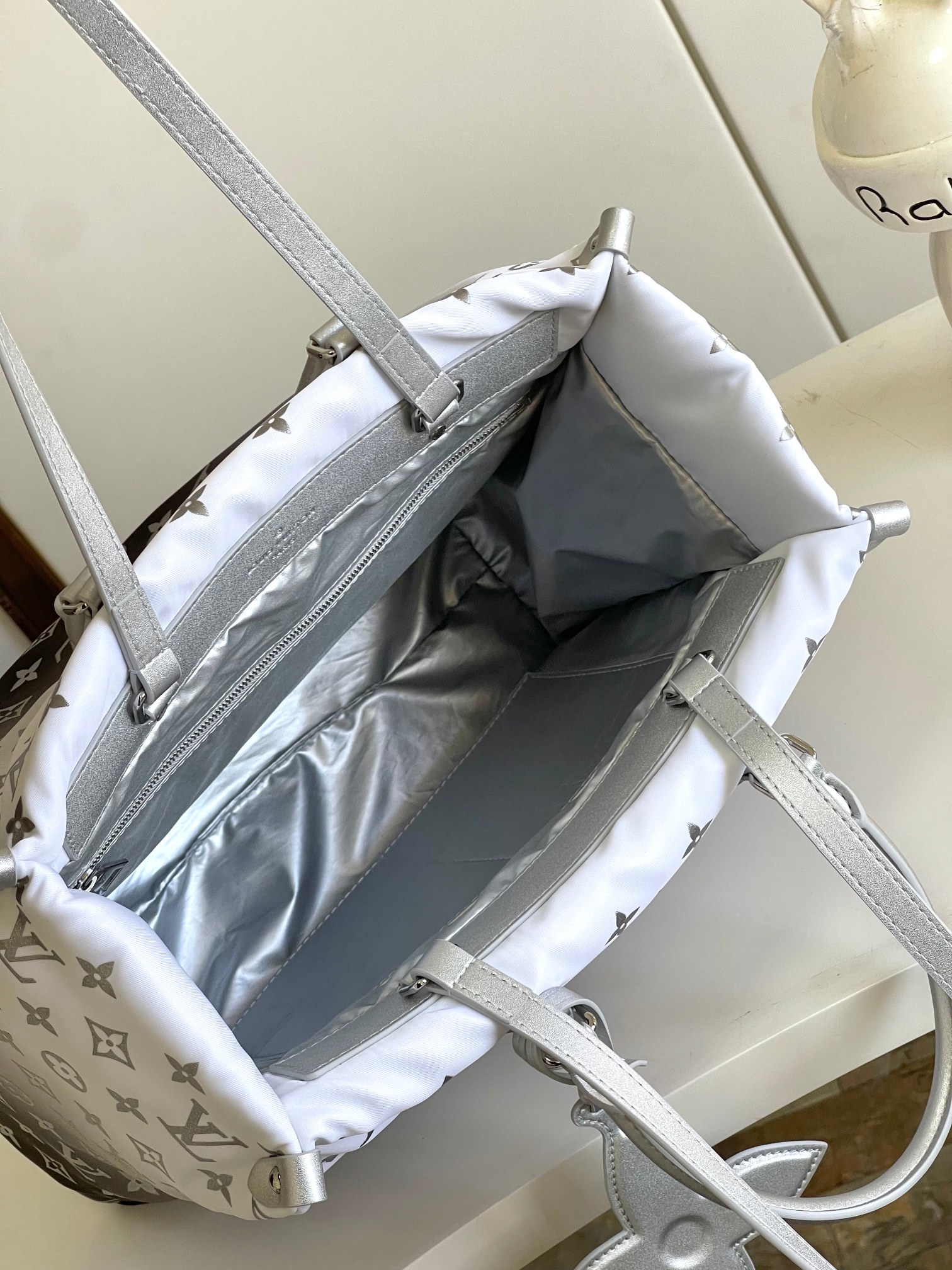 Louis Vuitton OnTheGo Medium Tote Bag in Silver Monogram Canvas - Image 9