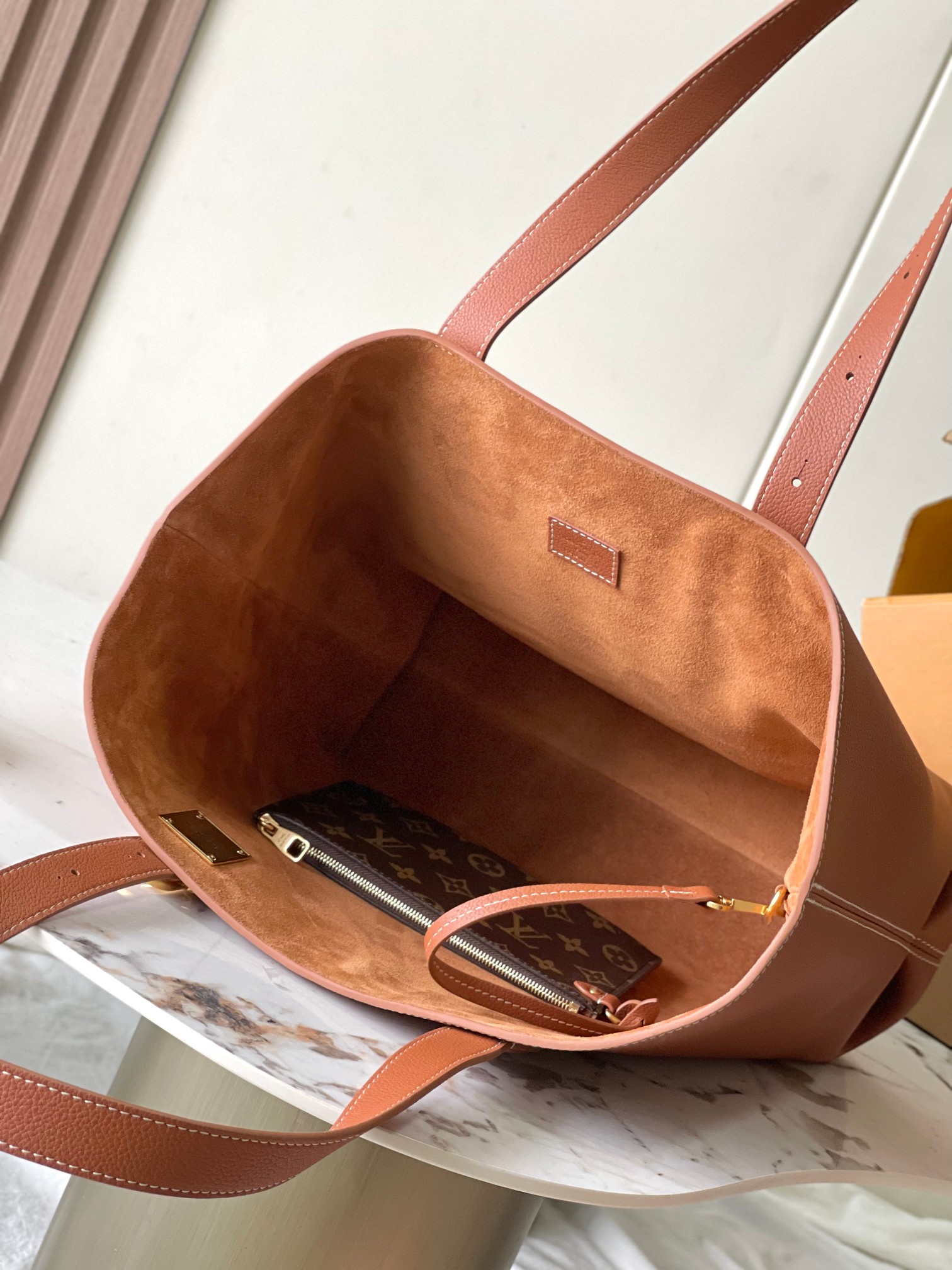 Low Key Cabas Medium Handbag - Image 9