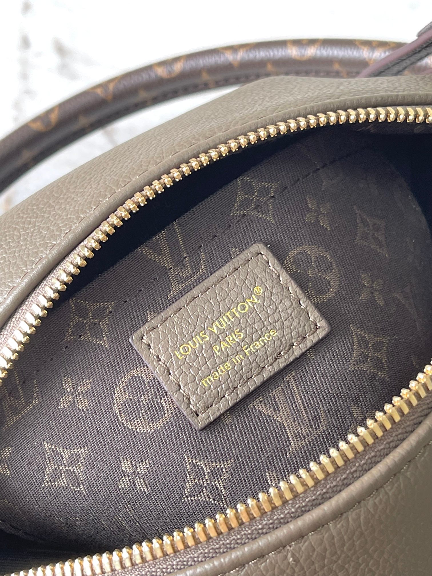 M26360 Gray Small Leather Handbag - Image 9