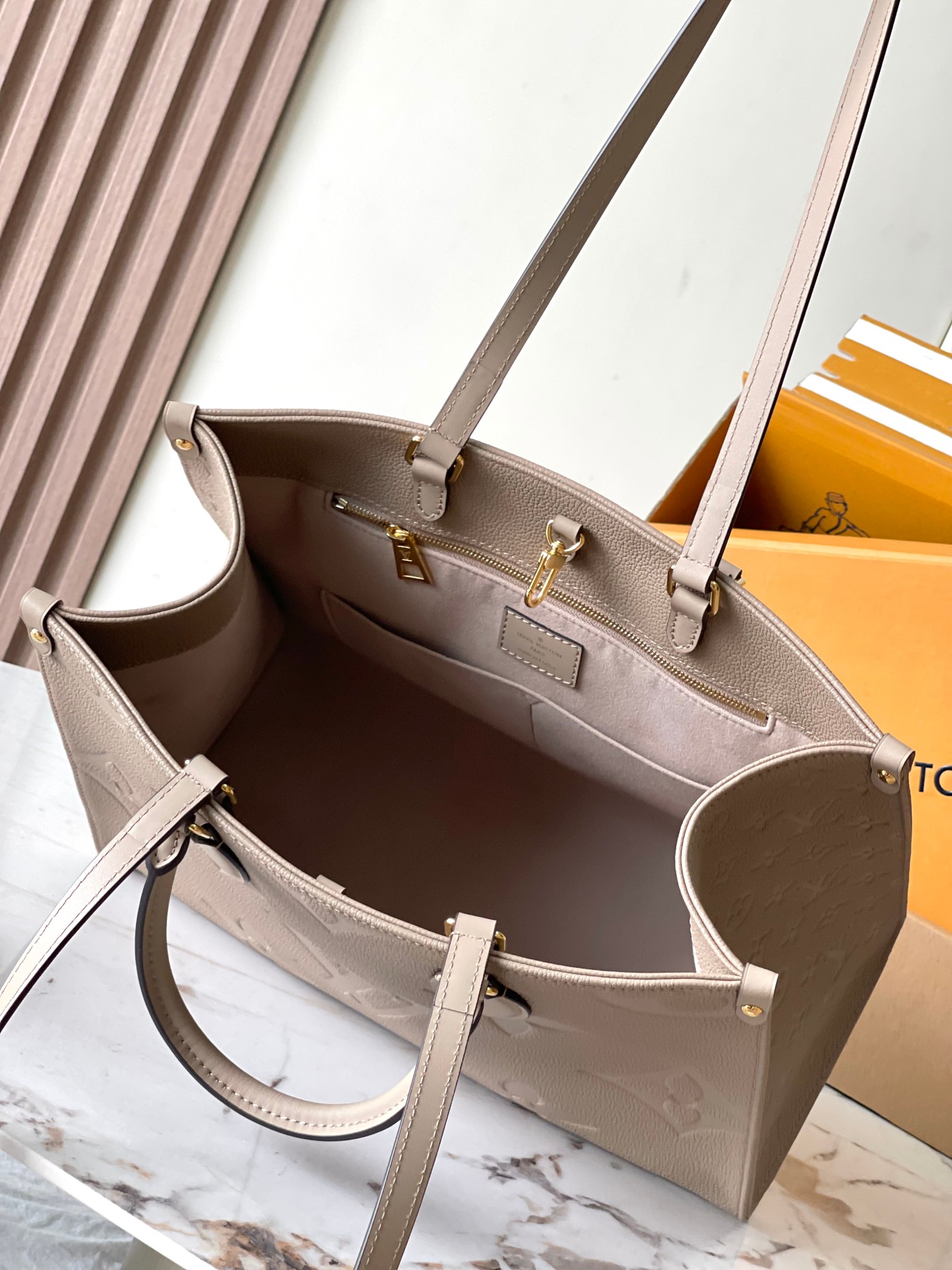 Louis Vuitton Onthego Medium Tote Bag - Image 9