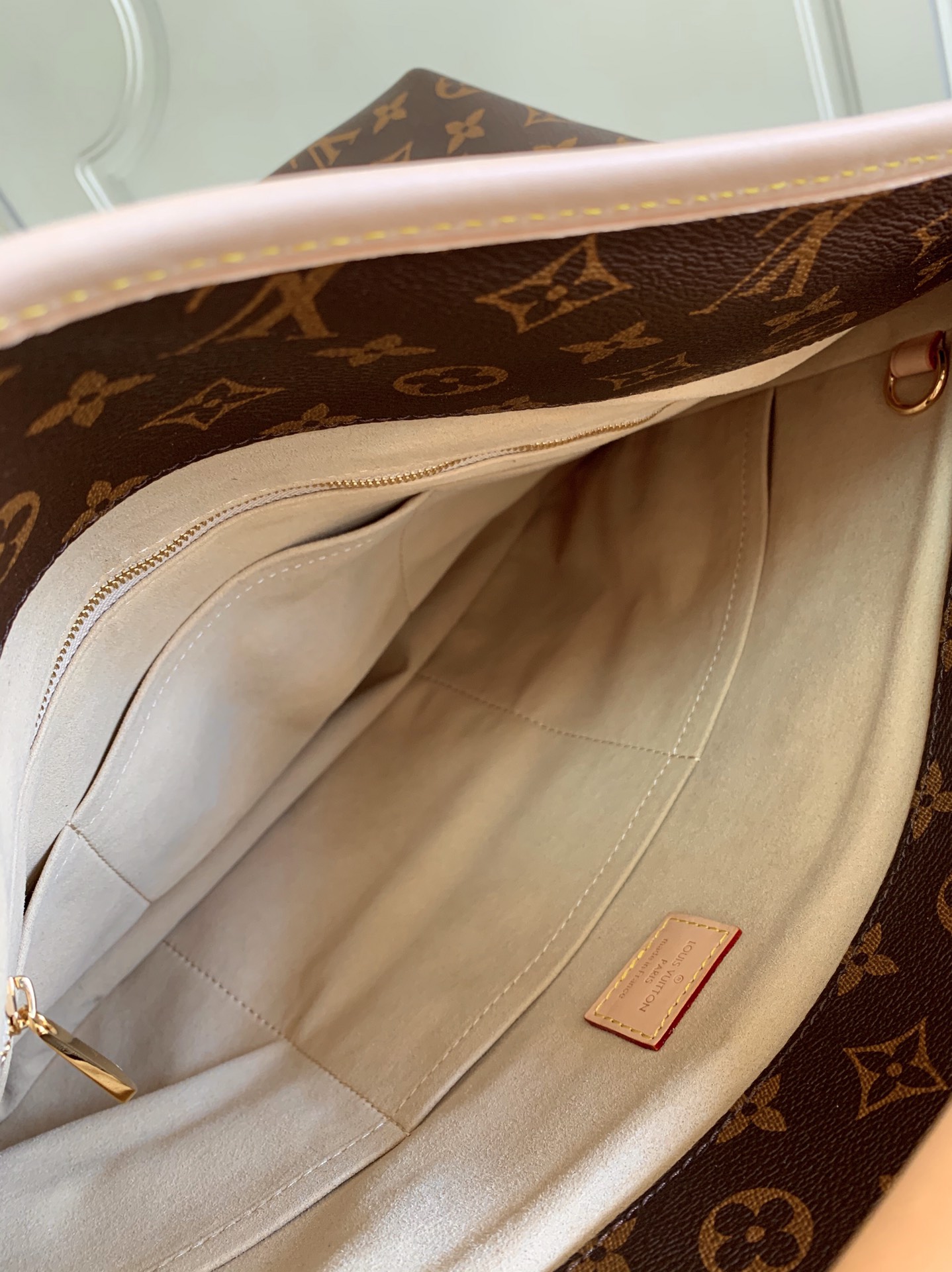 Louis Vuitton Artsy MM Handbag - Image 9