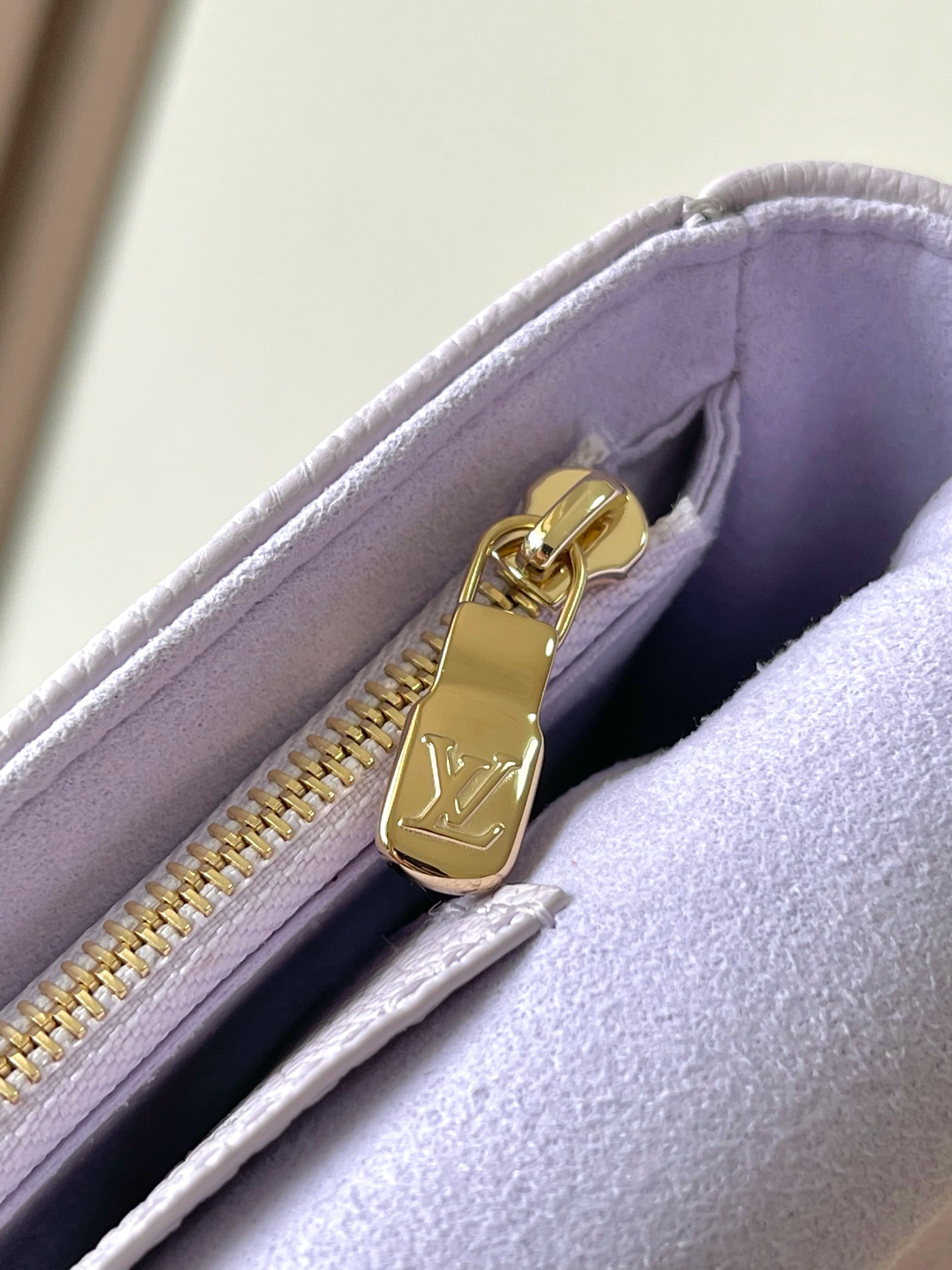 Ivy Wallet on Chain Crossbody Bag - Image 9