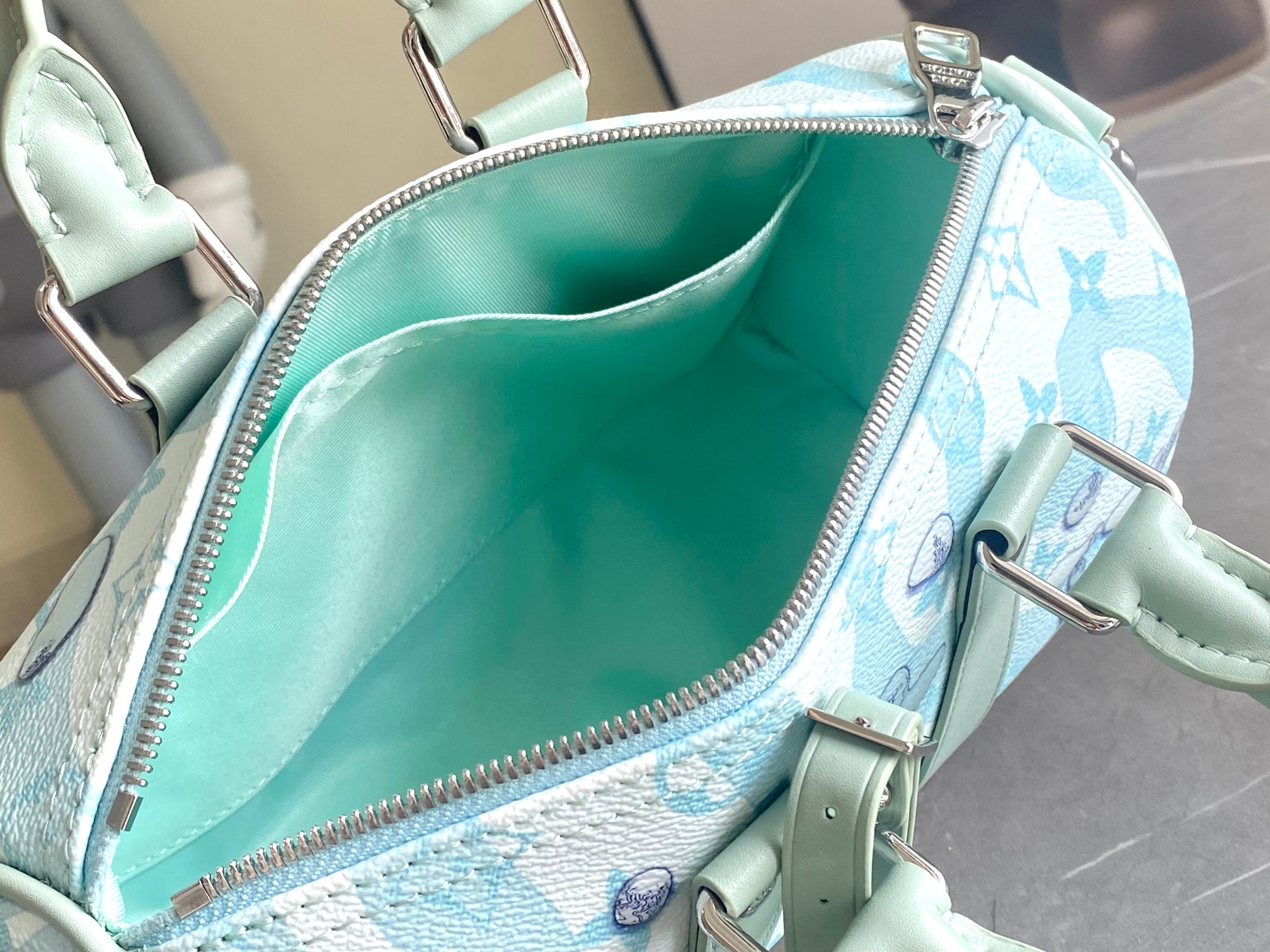 Louis Vuitton Keepall Bandoulière 25 Travel Bag - Image 9