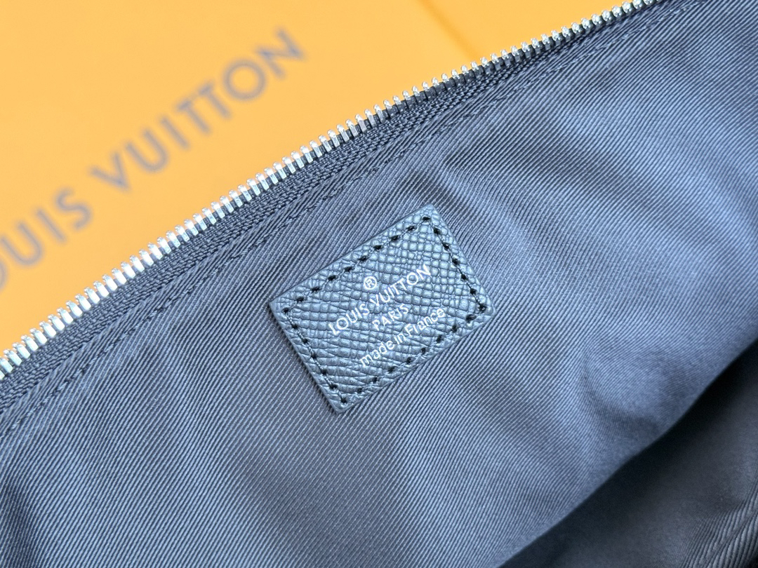 Louis Vuitton Slim Briefcase in Taiga Leather, Model M30810 - Image 9