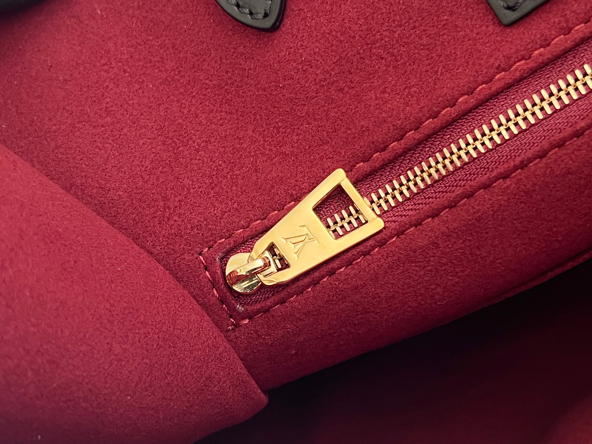 Louis Vuitton OnTheGo MM Tote Bag - Black Grained Calfskin - Image 9
