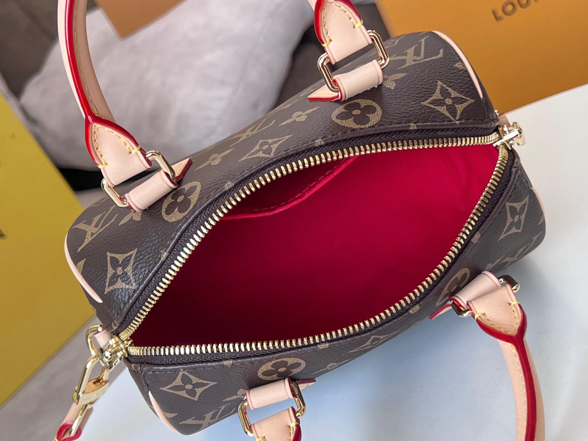 Speedy Bandoulière 20 Shoulder Bag - Image 9