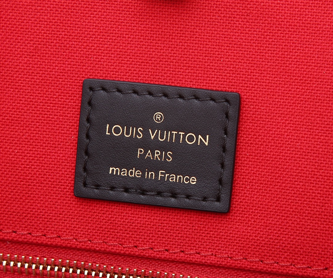Louis Vuitton Onthego Tote Bag in Monogram Giant Canvas - Image 9