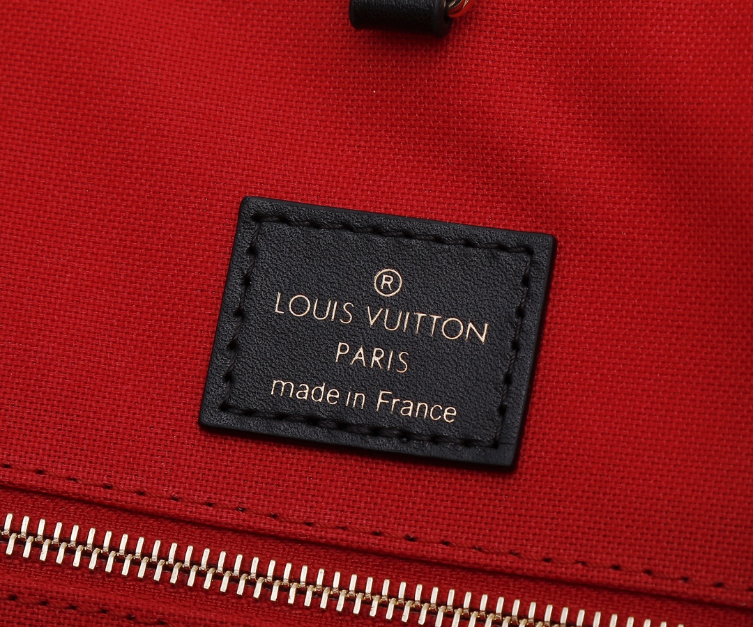 Louis Vuitton Onthego Tote Bag in Monogram Giant Canvas - Image 9