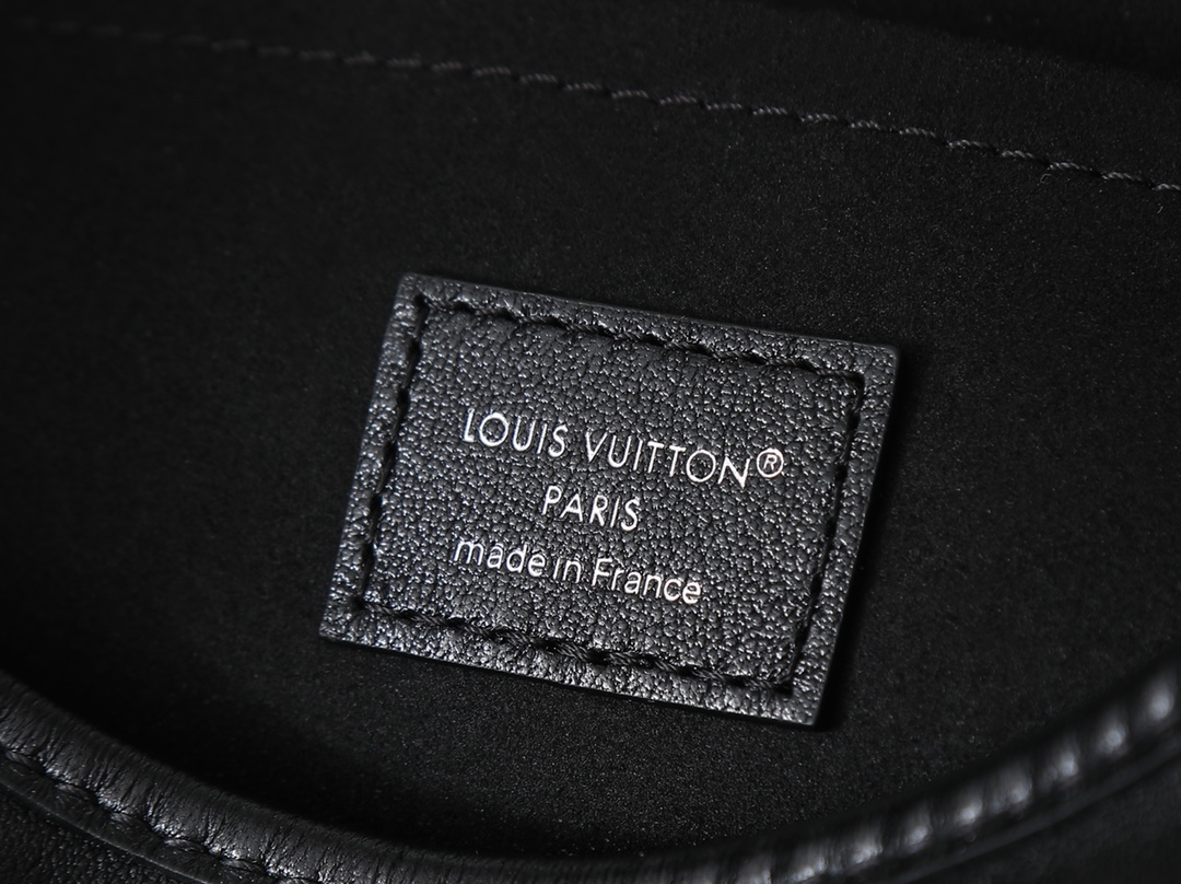 Louis Vuitton LV Vibe Carryall East West Handbag - Image 9